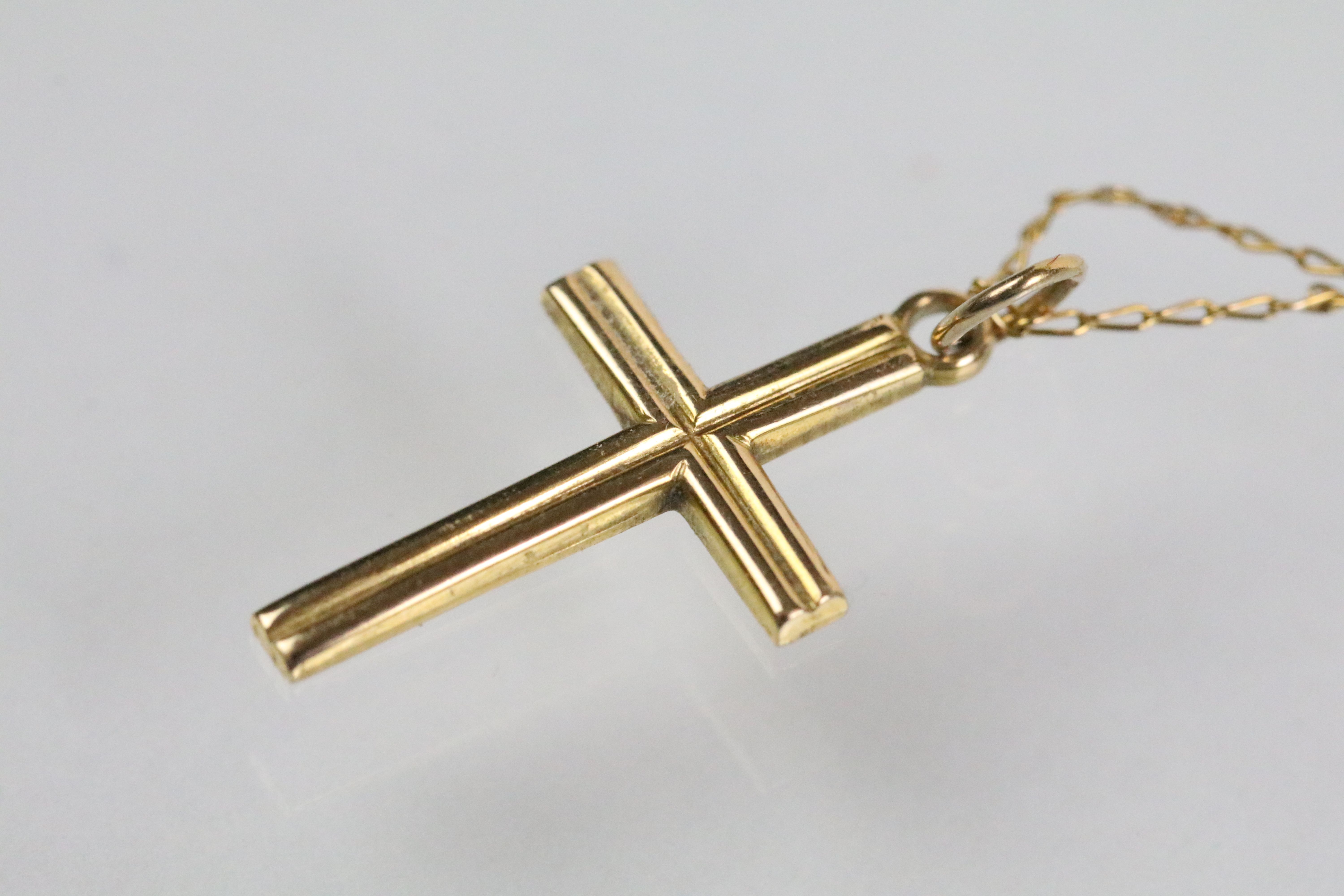 Two 9ct gold pendant necklaces to include a cross pendant on a fine link chain (cross hallmarked - Bild 7 aus 9