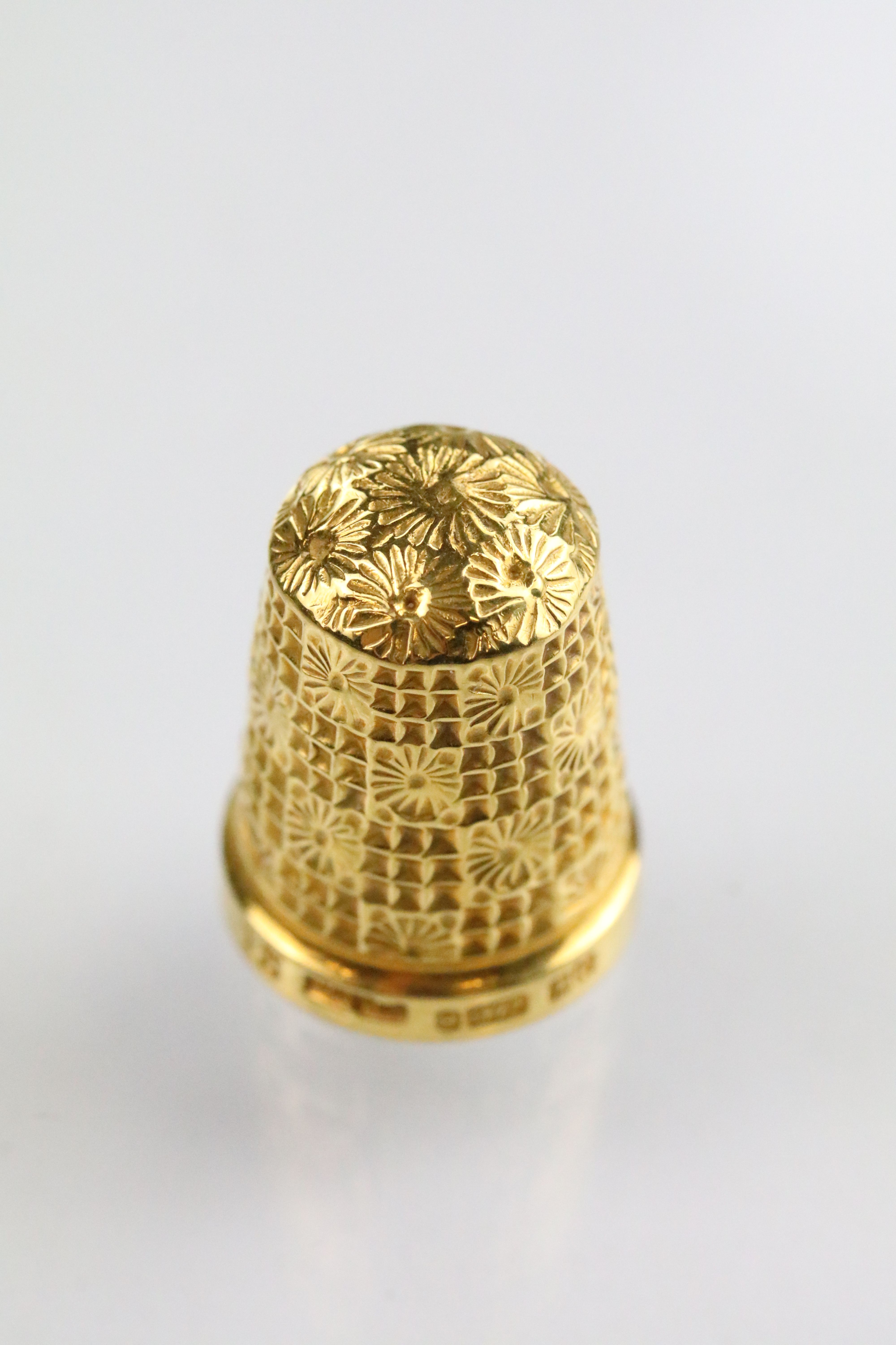 9ct gold hallmarked thimble with moulded details, size 15. Hallmarked Birmingham 1902, HG & S Ltd. - Image 2 of 4