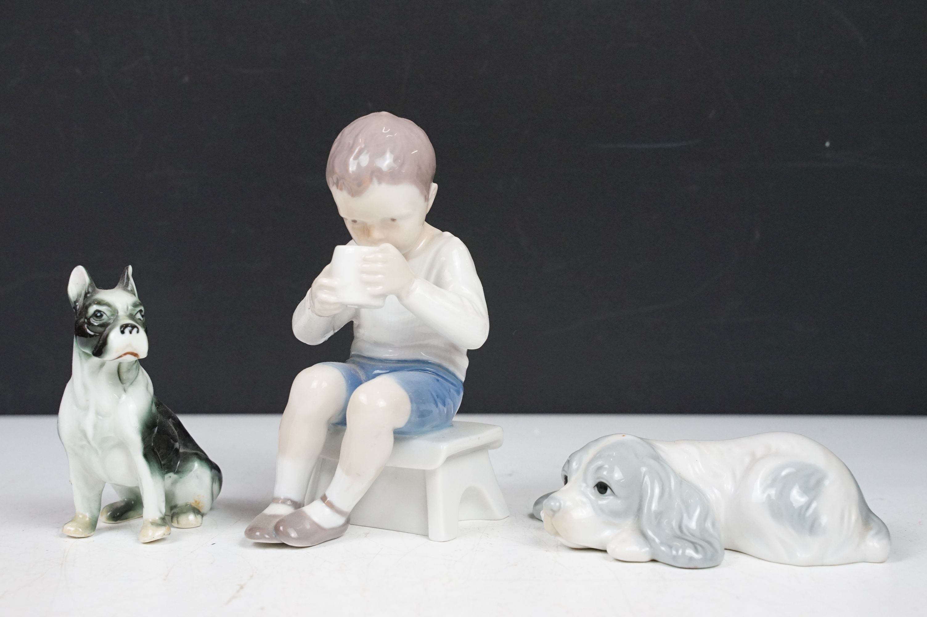 Collection of porcelain figures to include Lladro & Nao examples, featuring Lladro Jester Sad - Image 8 of 10
