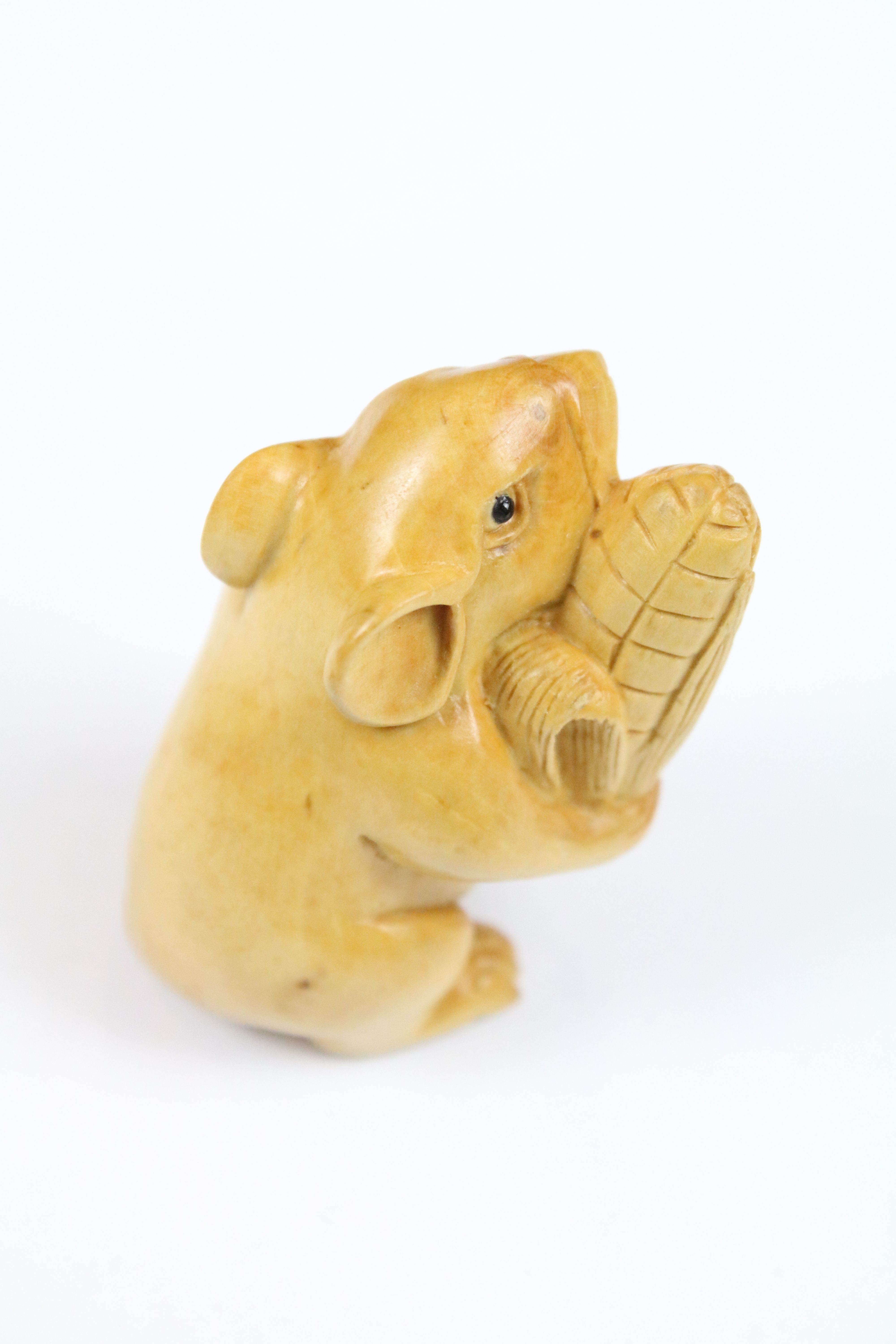 Two carved oriental Netsuke in the form of a Frog and a Mouse. - Image 3 of 5
