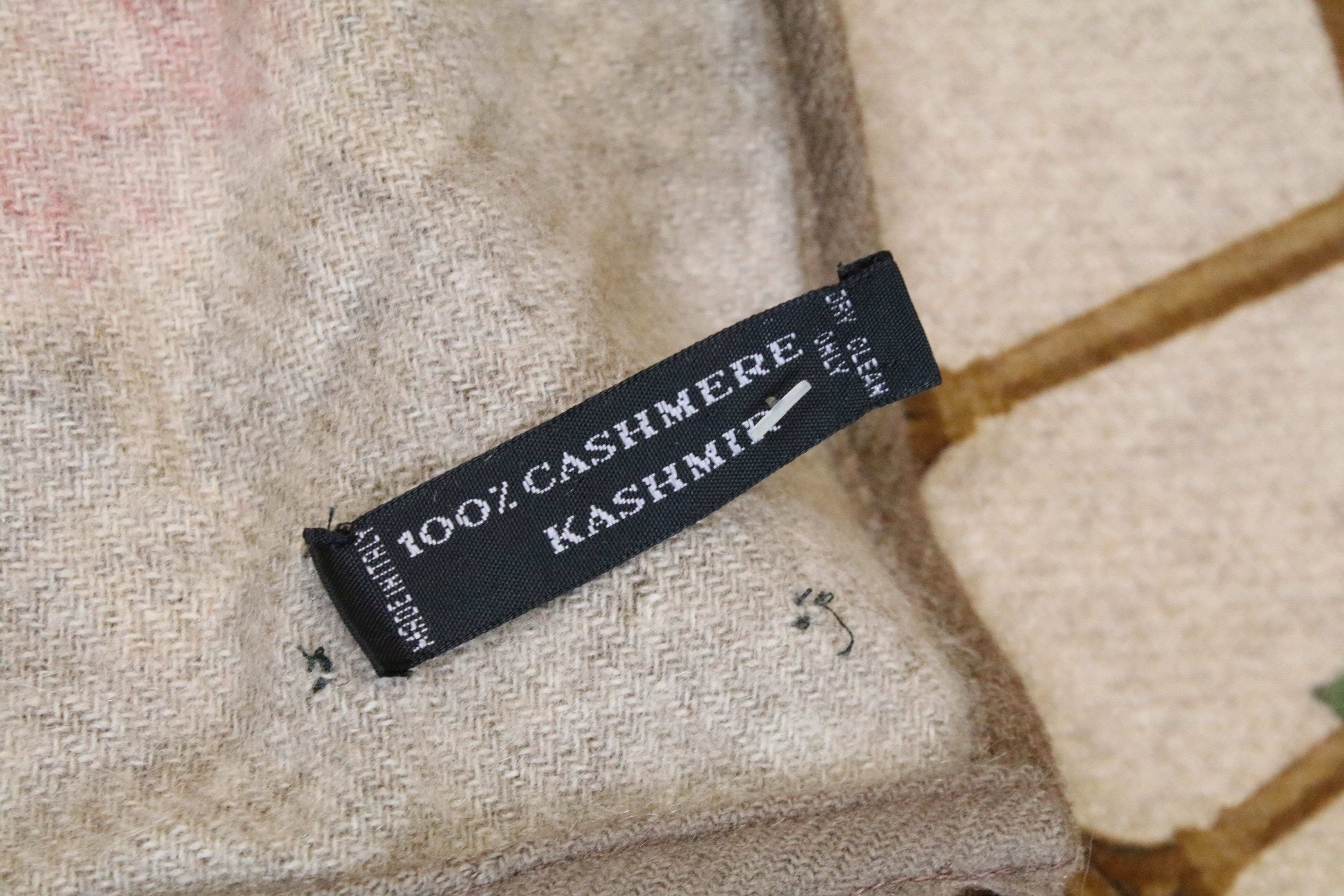 Italian cashmere floral throw with fringed ends - Image 7 of 7