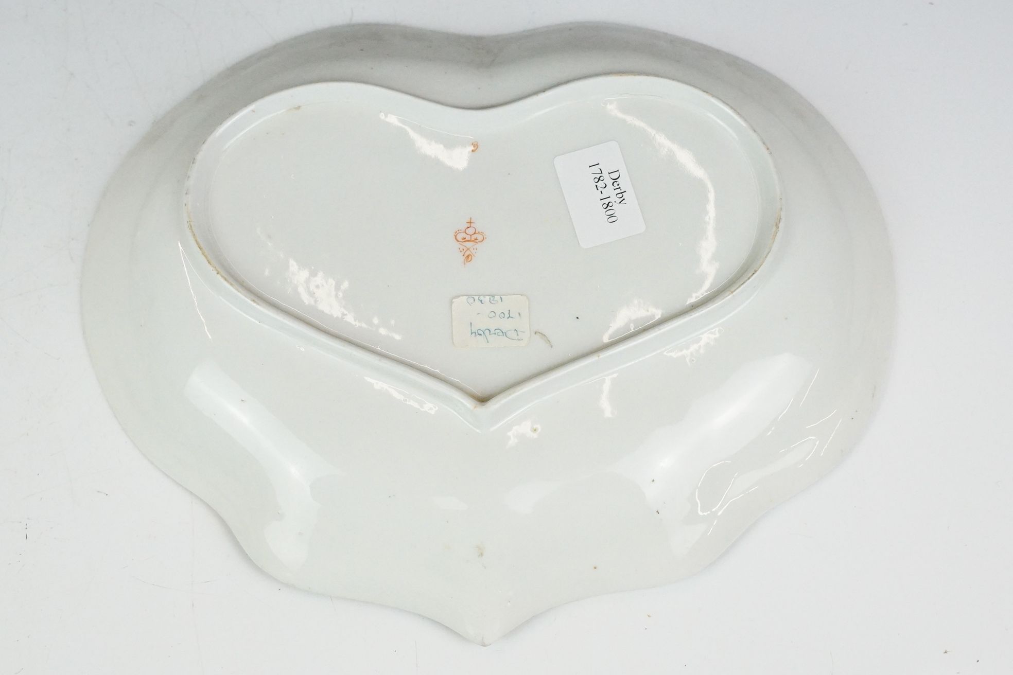 Collection of ceramics, to include: a pair of Derby plates, each 22cm diameter, a matching heart - Image 3 of 22