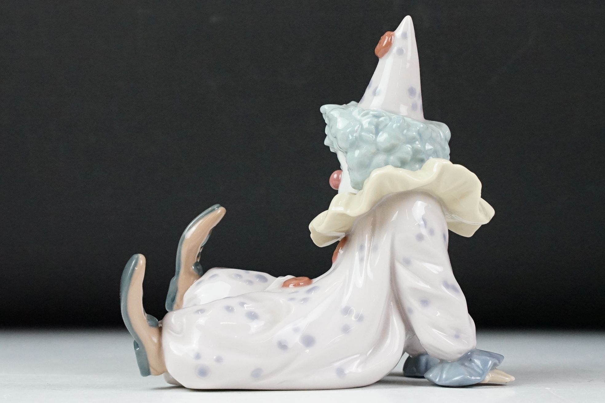 Boxed Lladro ' Pequeno Pierrot Cansado / Tired Friend ' porcelain figure, no. 05812 - Image 3 of 7