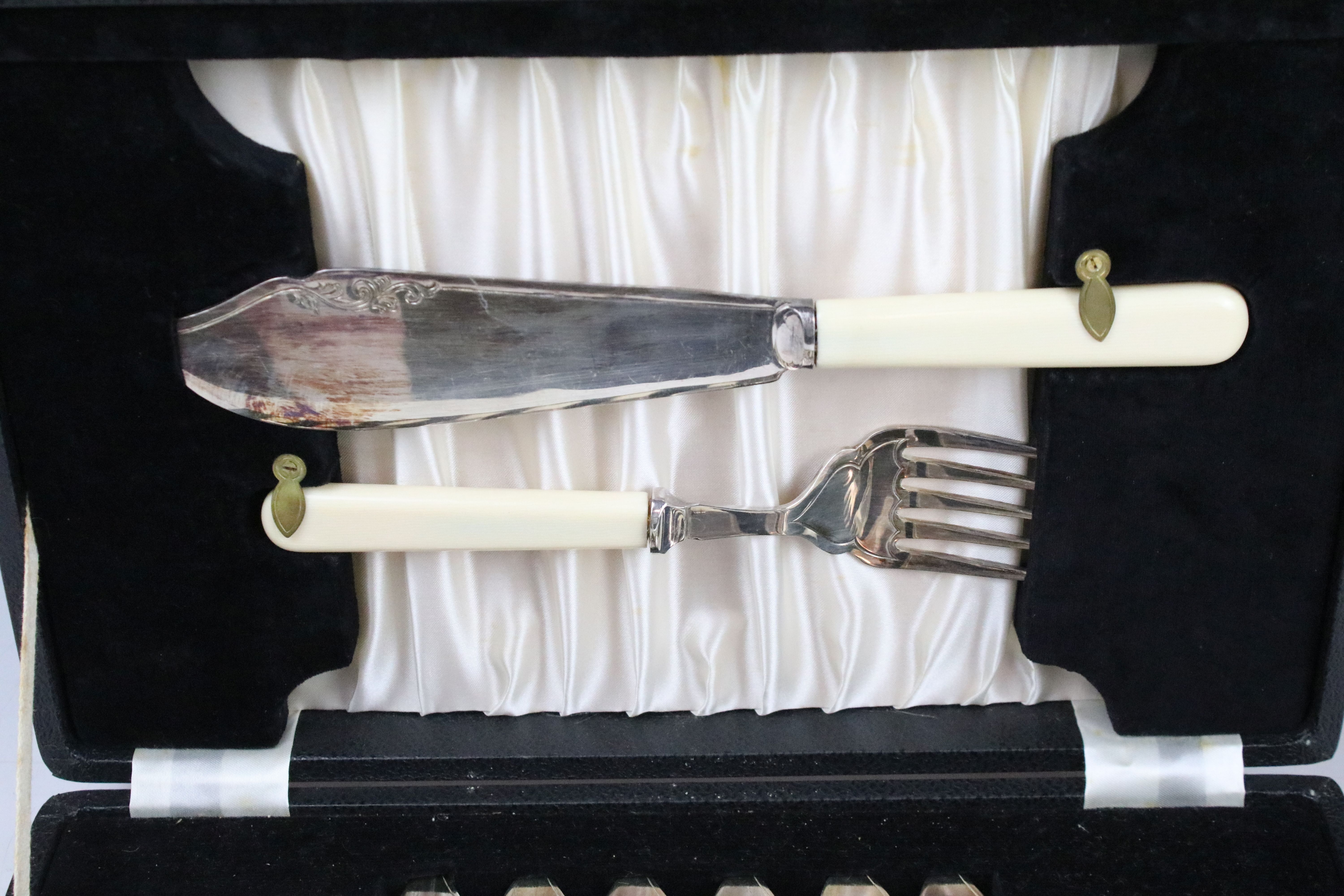 Oneida 'Flexfit' canteen of silver plated cutlery, together with a silver plated fish serving - Image 10 of 11