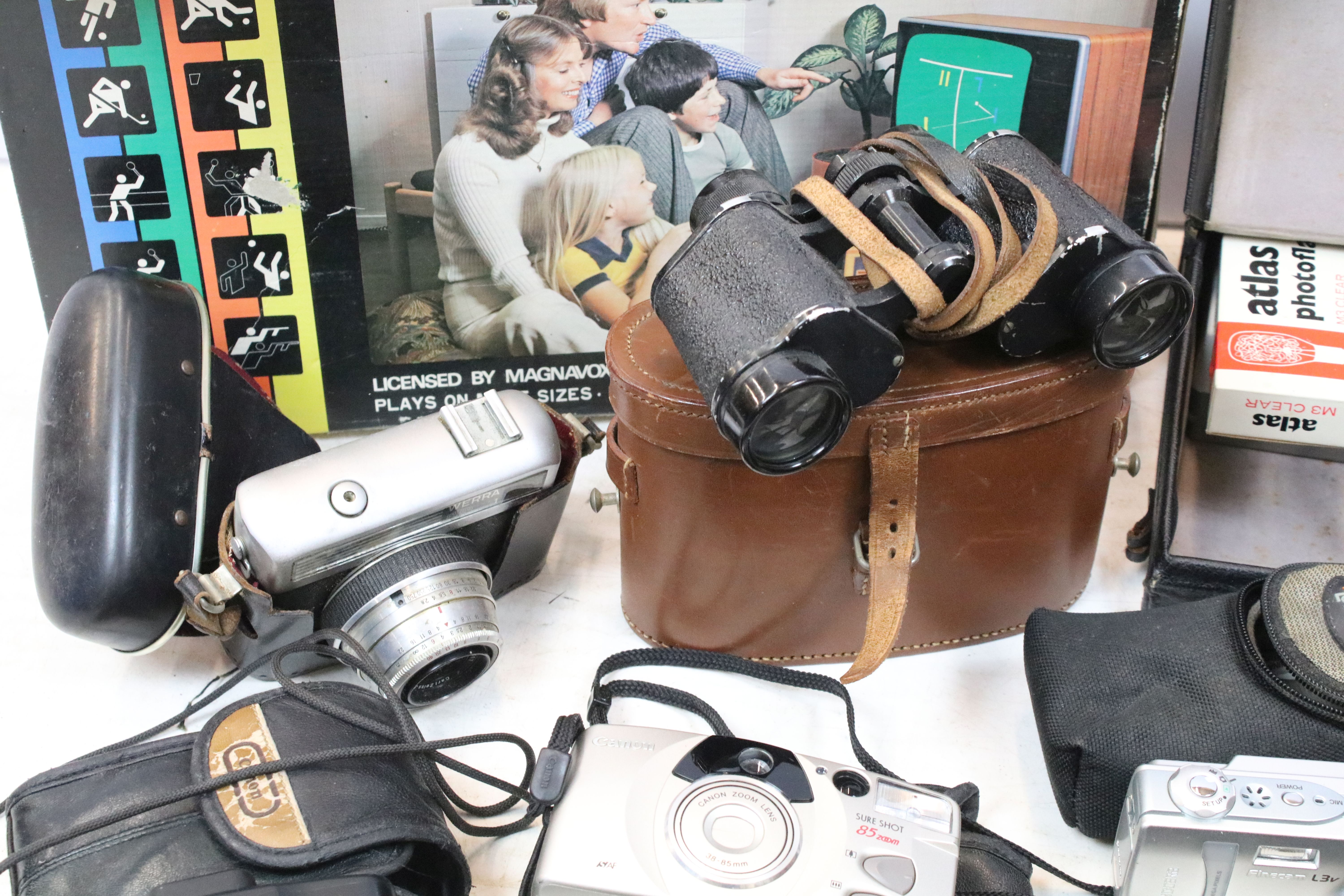 Collection of cameras, to include: Kodak Instamatic 200, Werra Carl Zeiss Jena, Canon 38mm, Wray - Image 8 of 10