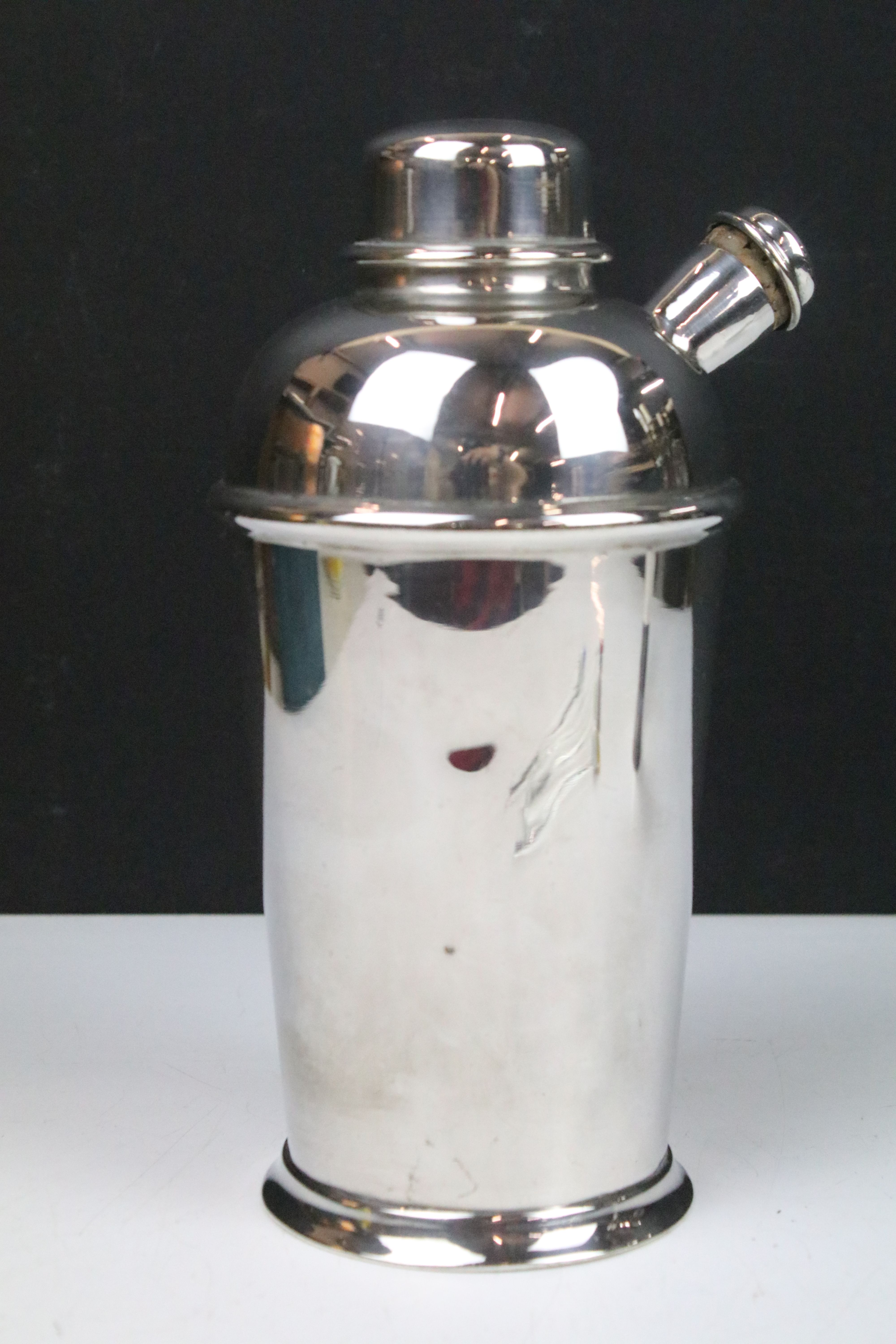 An early to mid 20th century silver plated cocktail shaker together with measuring cup and a set - Image 6 of 7