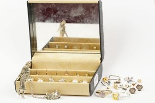A small collection of ladies jewellery to include hallmarked 9ct gold rings, silver brooch....etc..