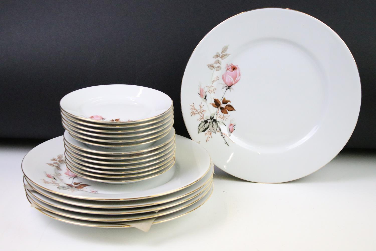 Limoges 'Rose De Monaco' tea & dinner service to include 12 dinner plates, 12 soup bowls, oval - Image 2 of 26