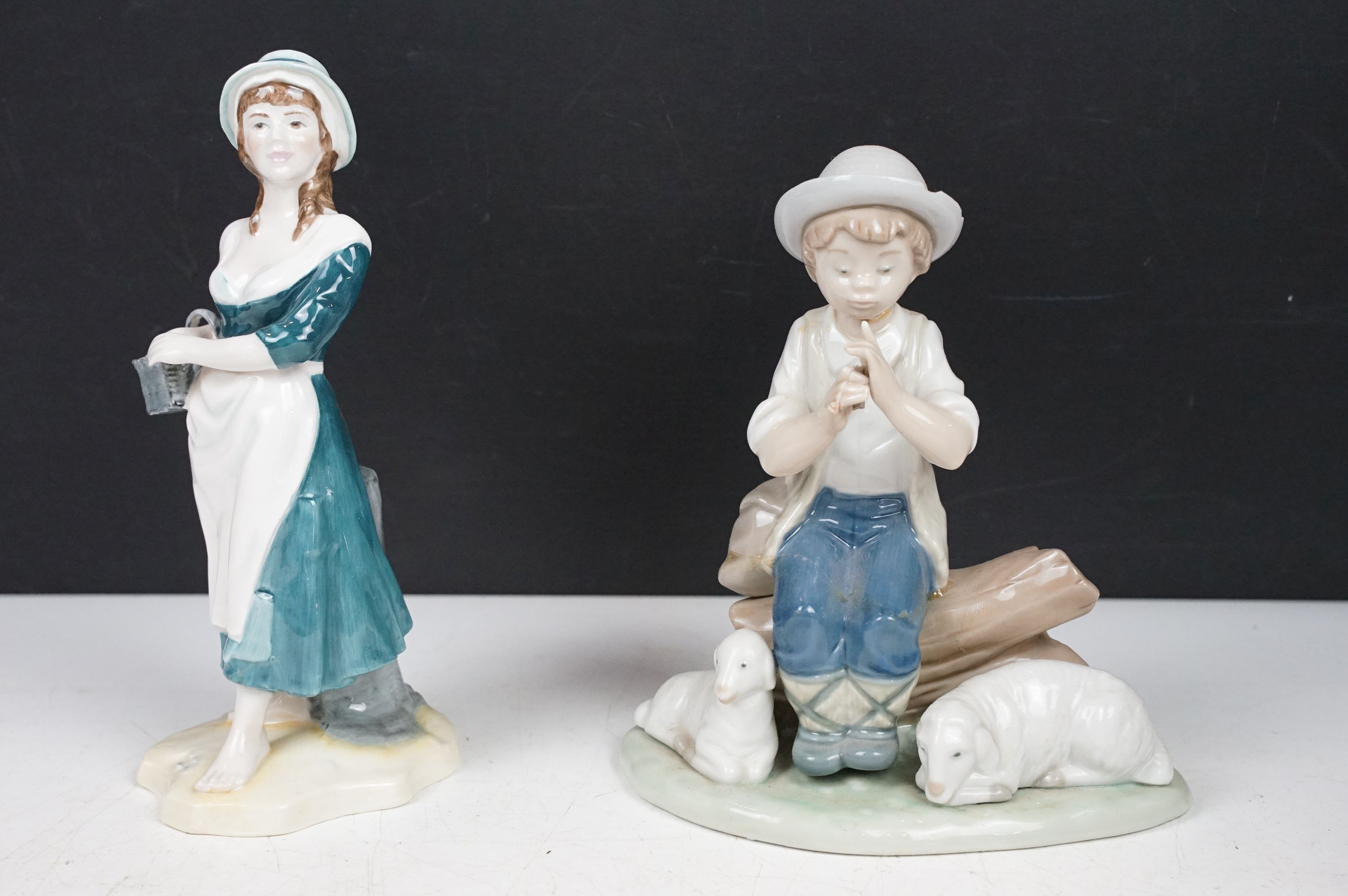 Collection of porcelain figures to include Lladro & Nao examples, featuring Lladro Jester Sad - Image 5 of 10