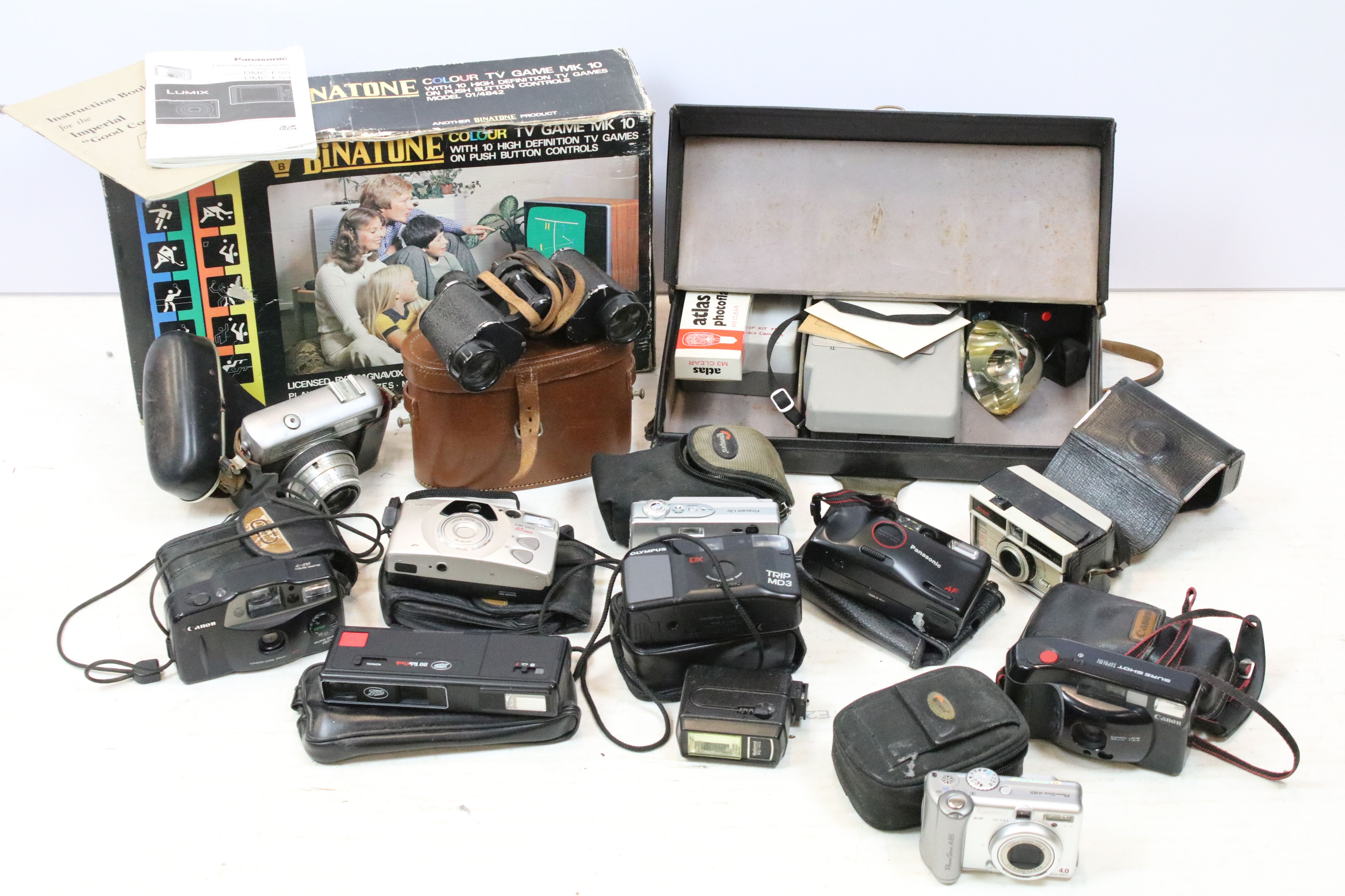 Collection of cameras, to include: Kodak Instamatic 200, Werra Carl Zeiss Jena, Canon 38mm, Wray