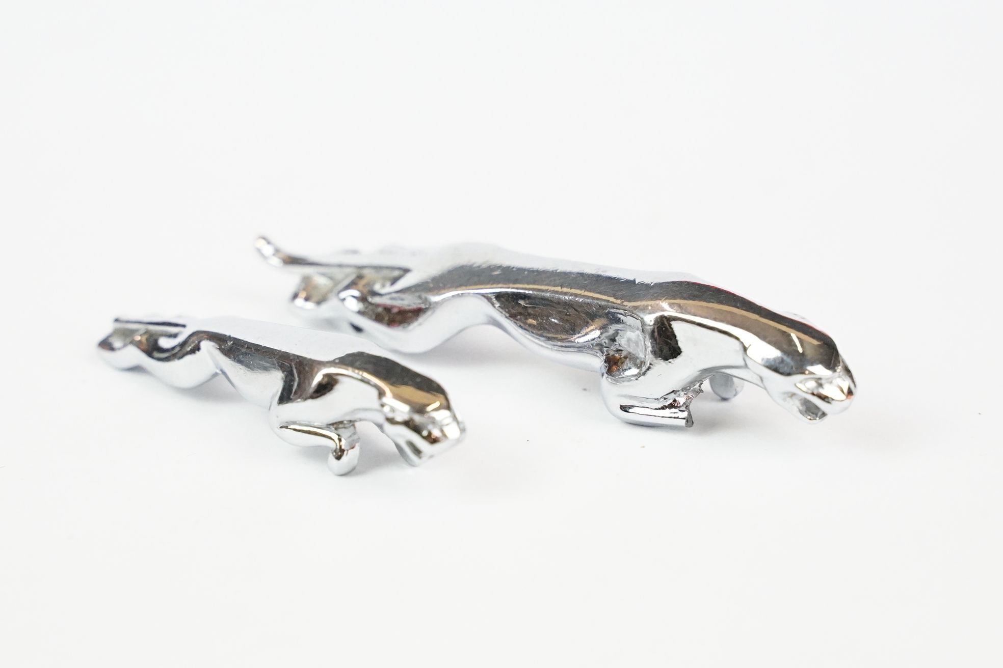 Two chrome jaguar car mascots, together with two miniature chrome jaguars and a black resin - Image 5 of 5