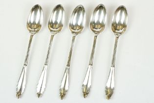 A set of five fully hallmarked sterling teaspoons, assay marked for London.