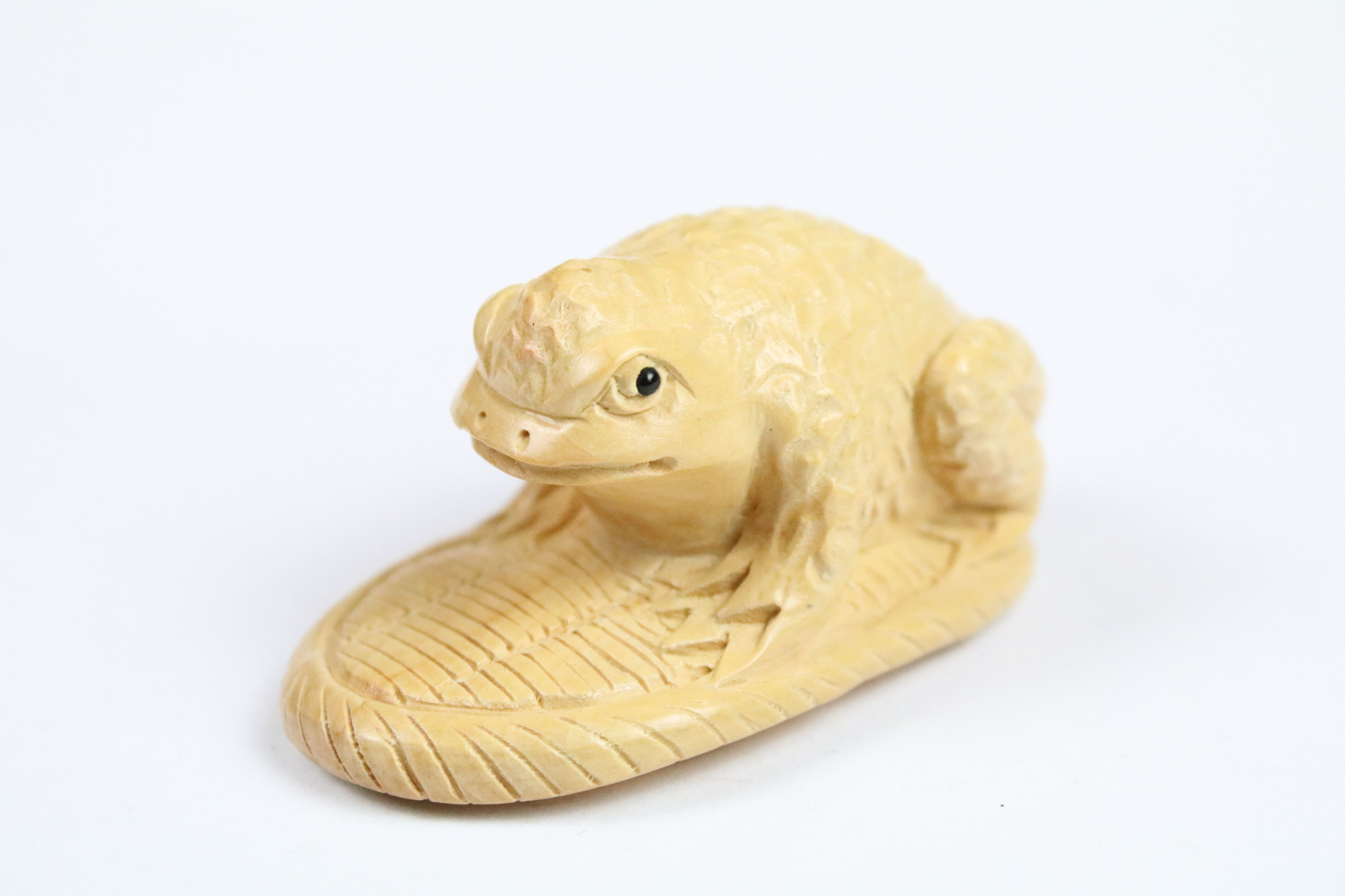 Two carved oriental Netsuke in the form of a Frog and a Mouse. - Image 4 of 5