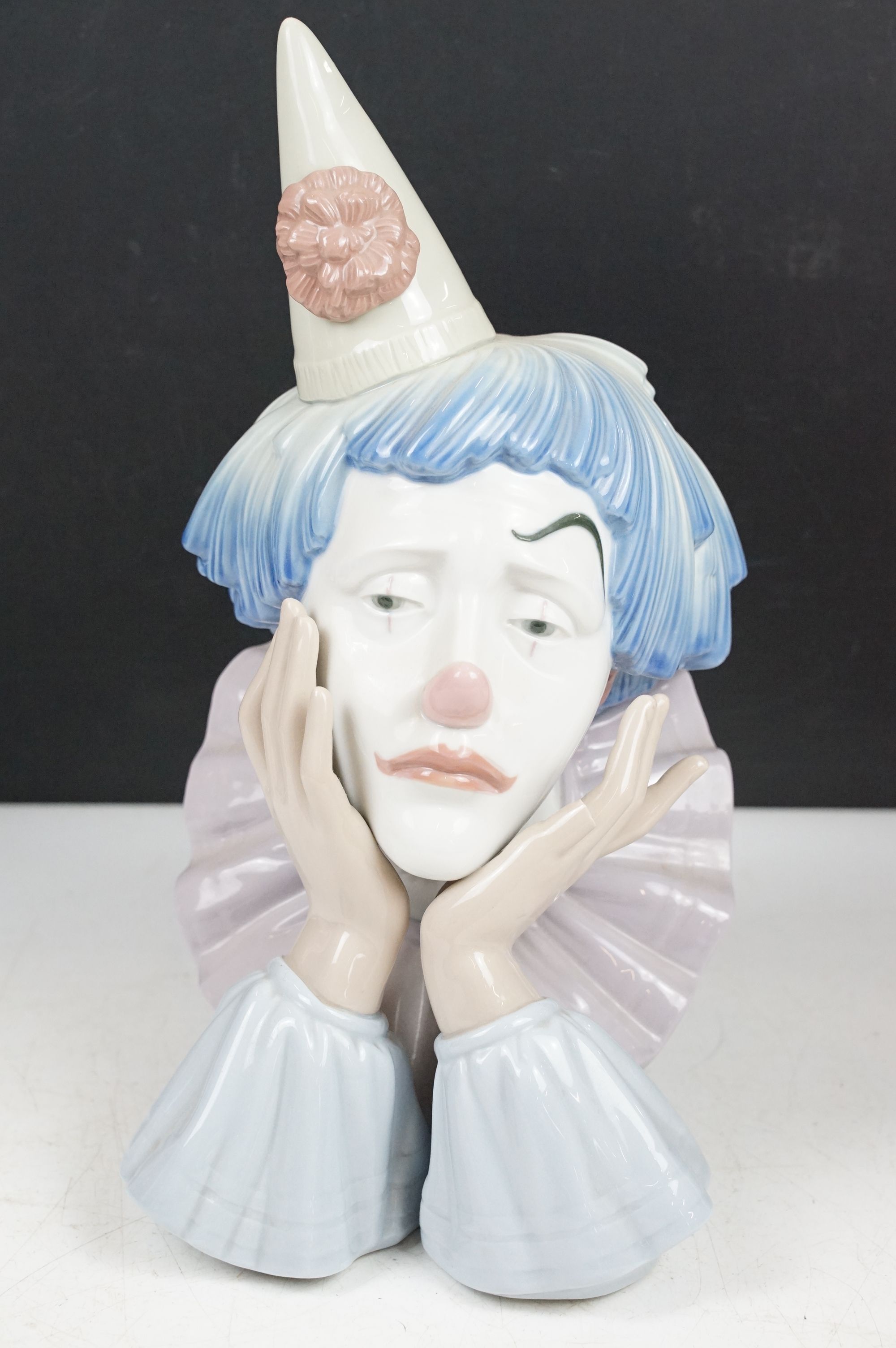 Collection of porcelain figures to include Lladro & Nao examples, featuring Lladro Jester Sad - Image 2 of 10