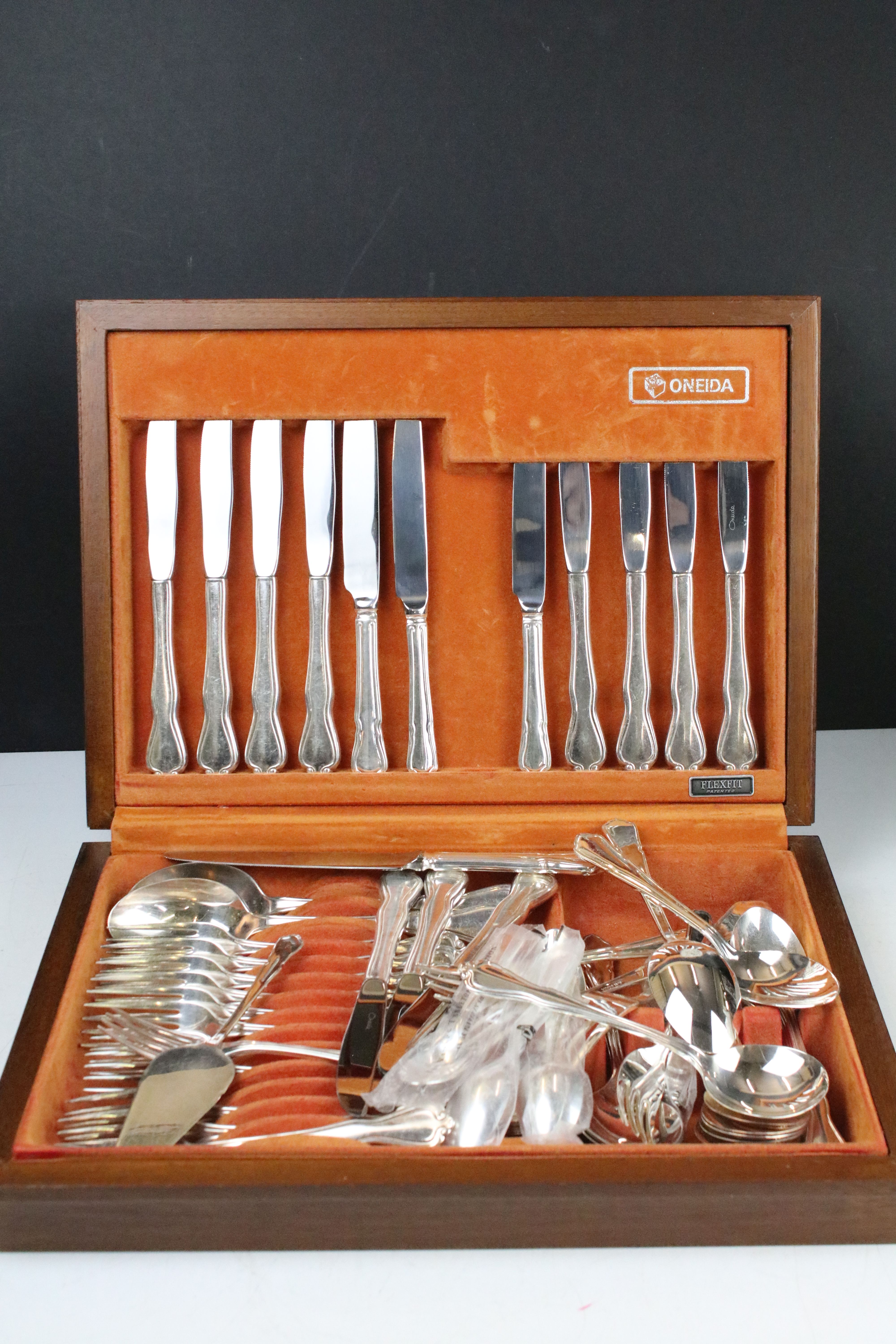 Oneida 'Flexfit' canteen of silver plated cutlery, together with a silver plated fish serving - Image 2 of 11