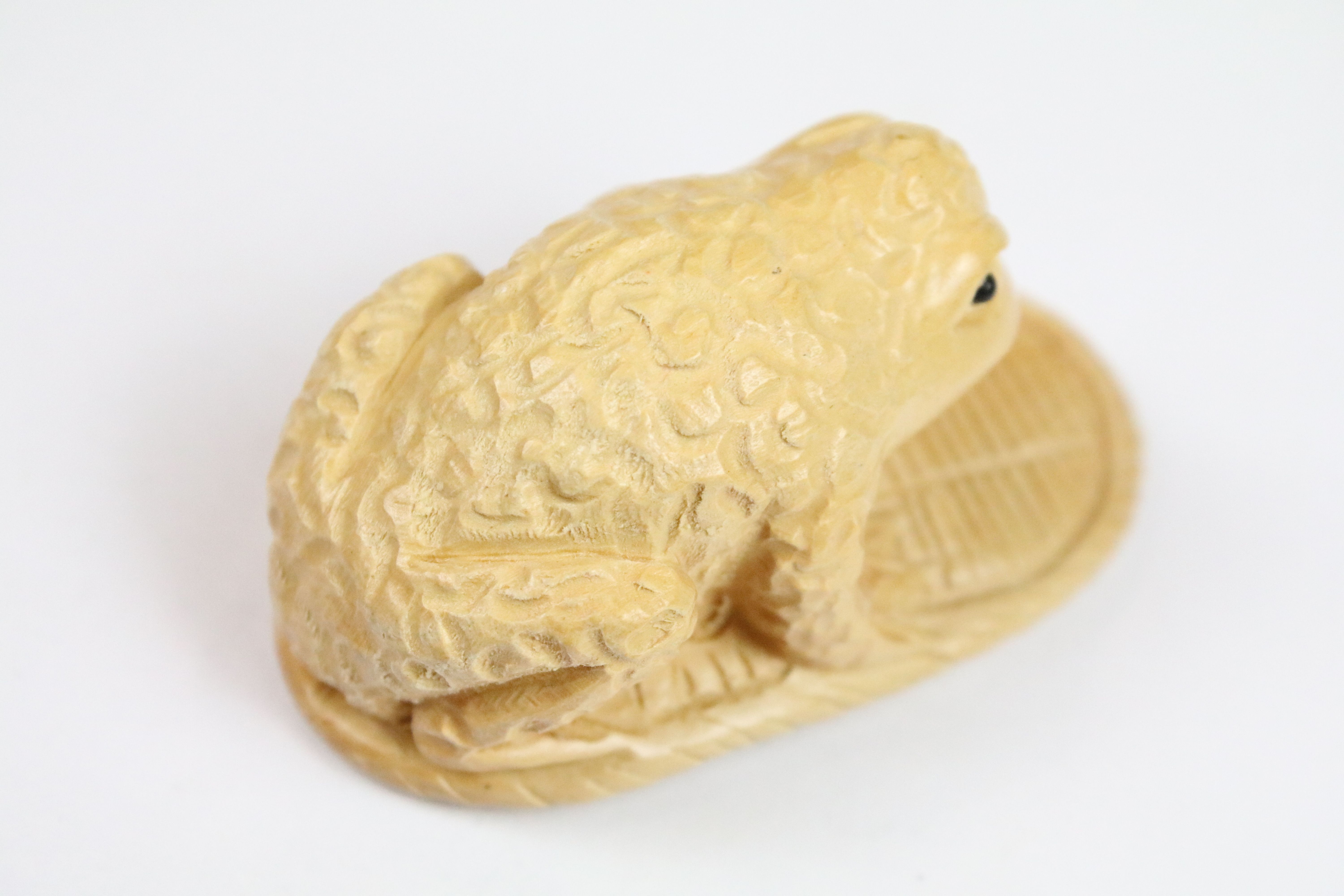 Two carved oriental Netsuke in the form of a Frog and a Mouse. - Image 5 of 5