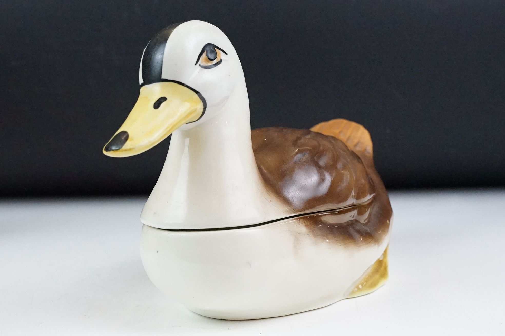 Emma Bridgewater egg holder in the form of a chicken sitting on a nest, 24cm long together with a - Image 3 of 12