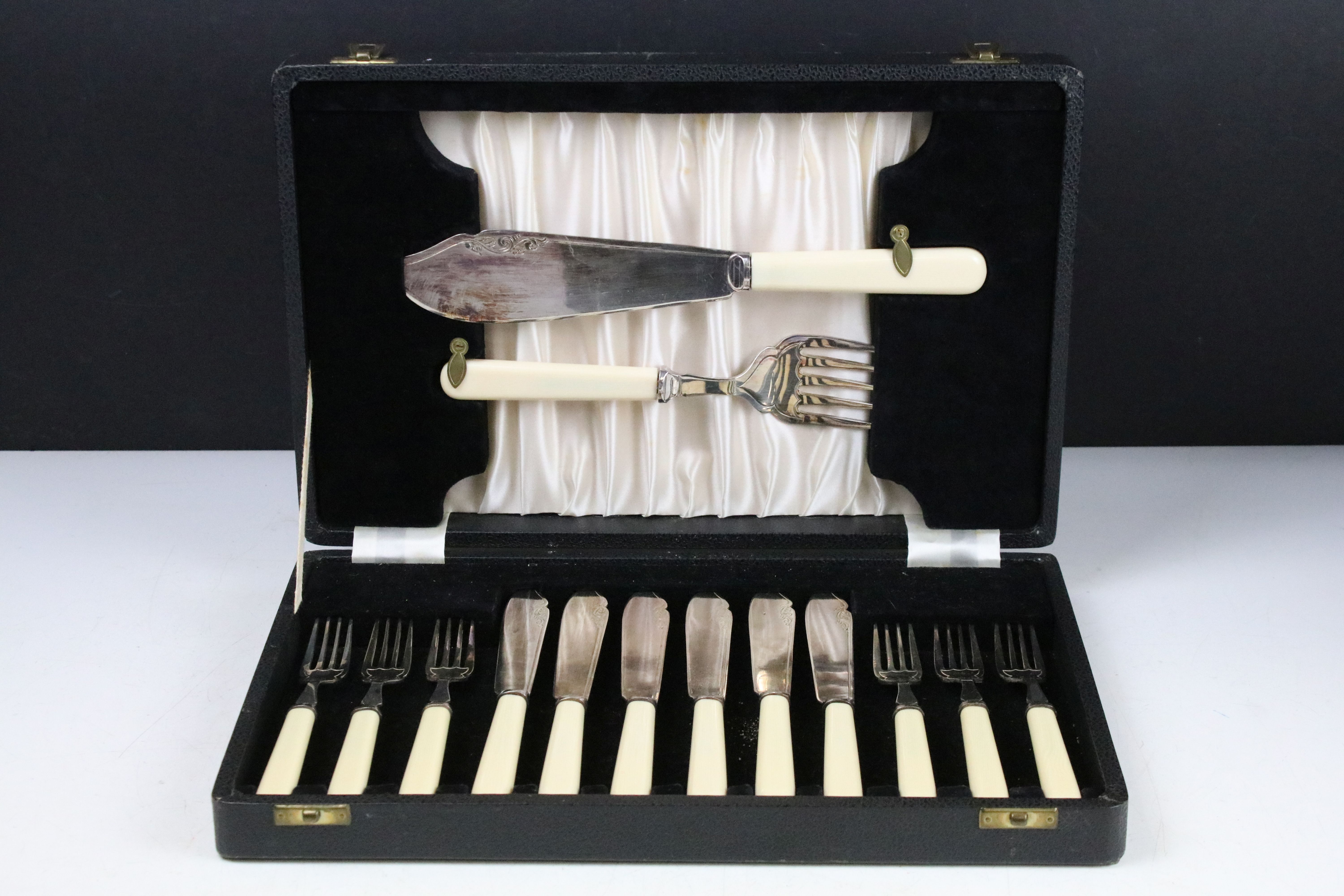 Oneida 'Flexfit' canteen of silver plated cutlery, together with a silver plated fish serving - Image 8 of 11