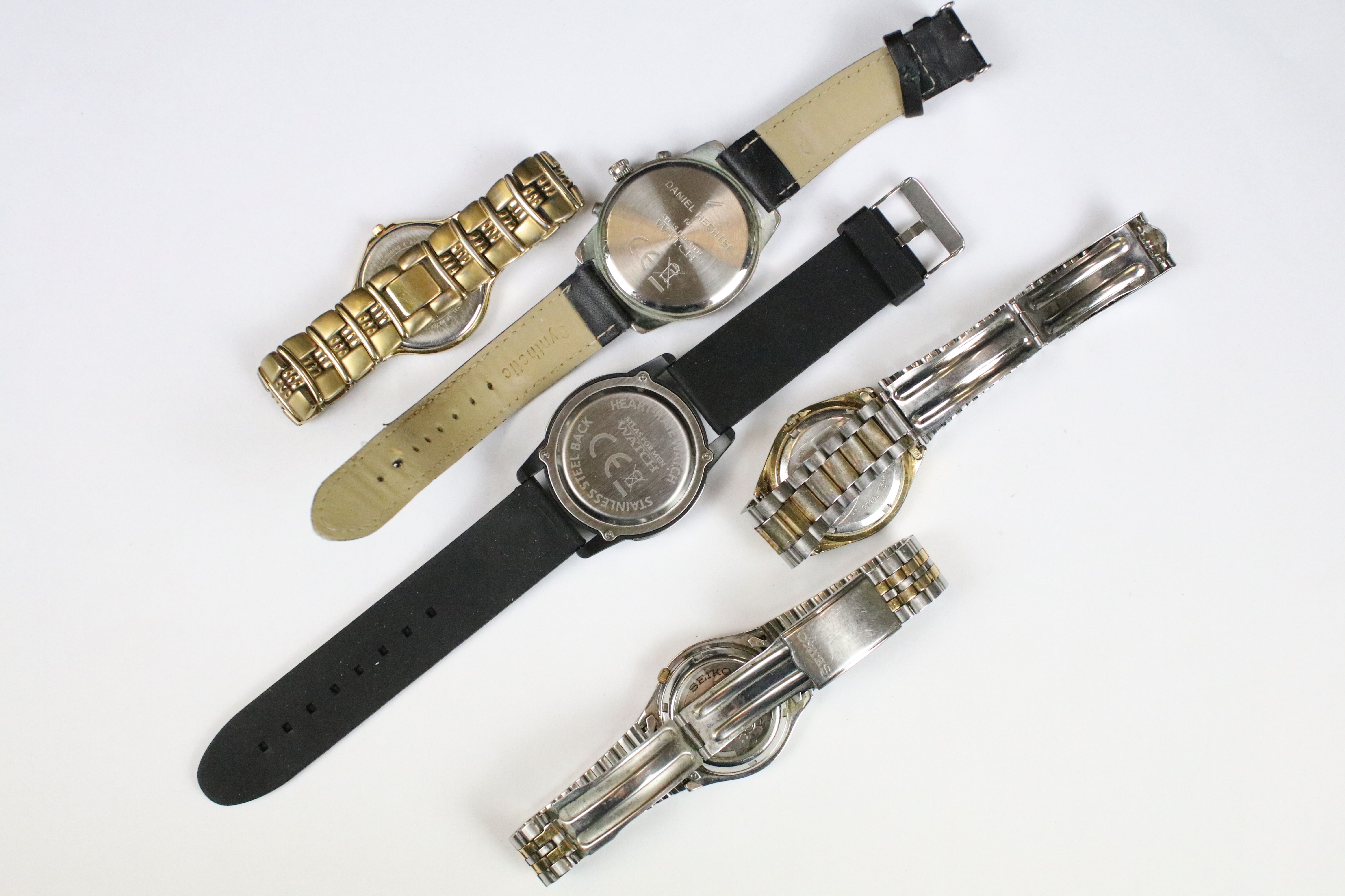 A collection of five gents wristwatches to include Seiko and Citizen examples within a wooden box - Image 8 of 9