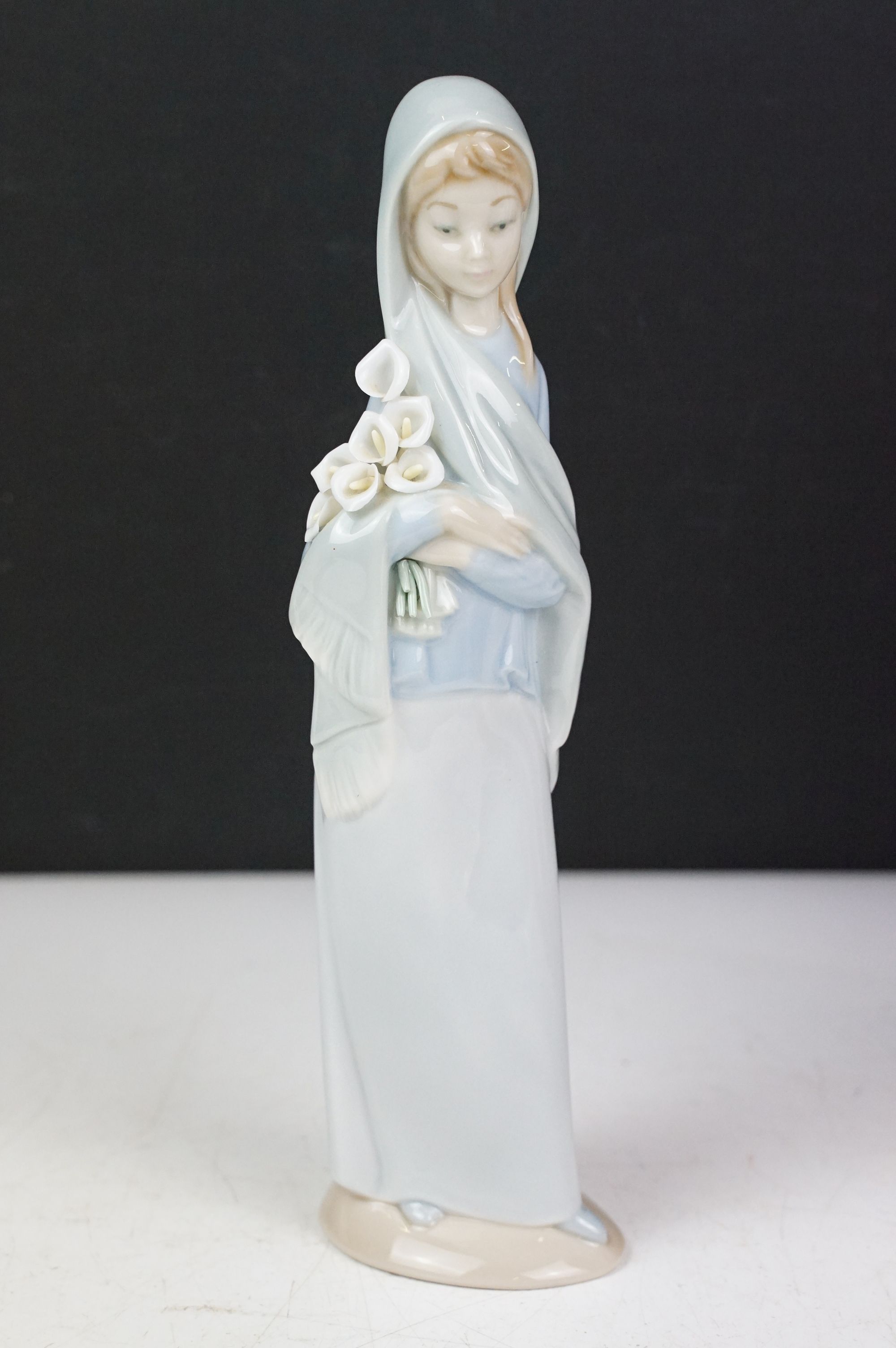 Group of six Lladro & Nao porcelain figurines to include Lladro 4505 Girl with Lamb, Lladro 5007 - Image 6 of 8