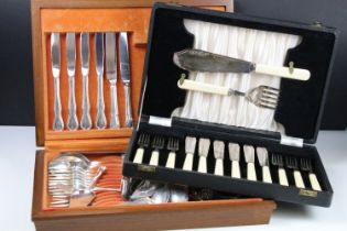 Oneida 'Flexfit' canteen of silver plated cutlery, together with a silver plated fish serving