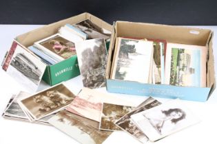 Collection of postcards, early 20th century onwards, the subjects to include tourist destinations,