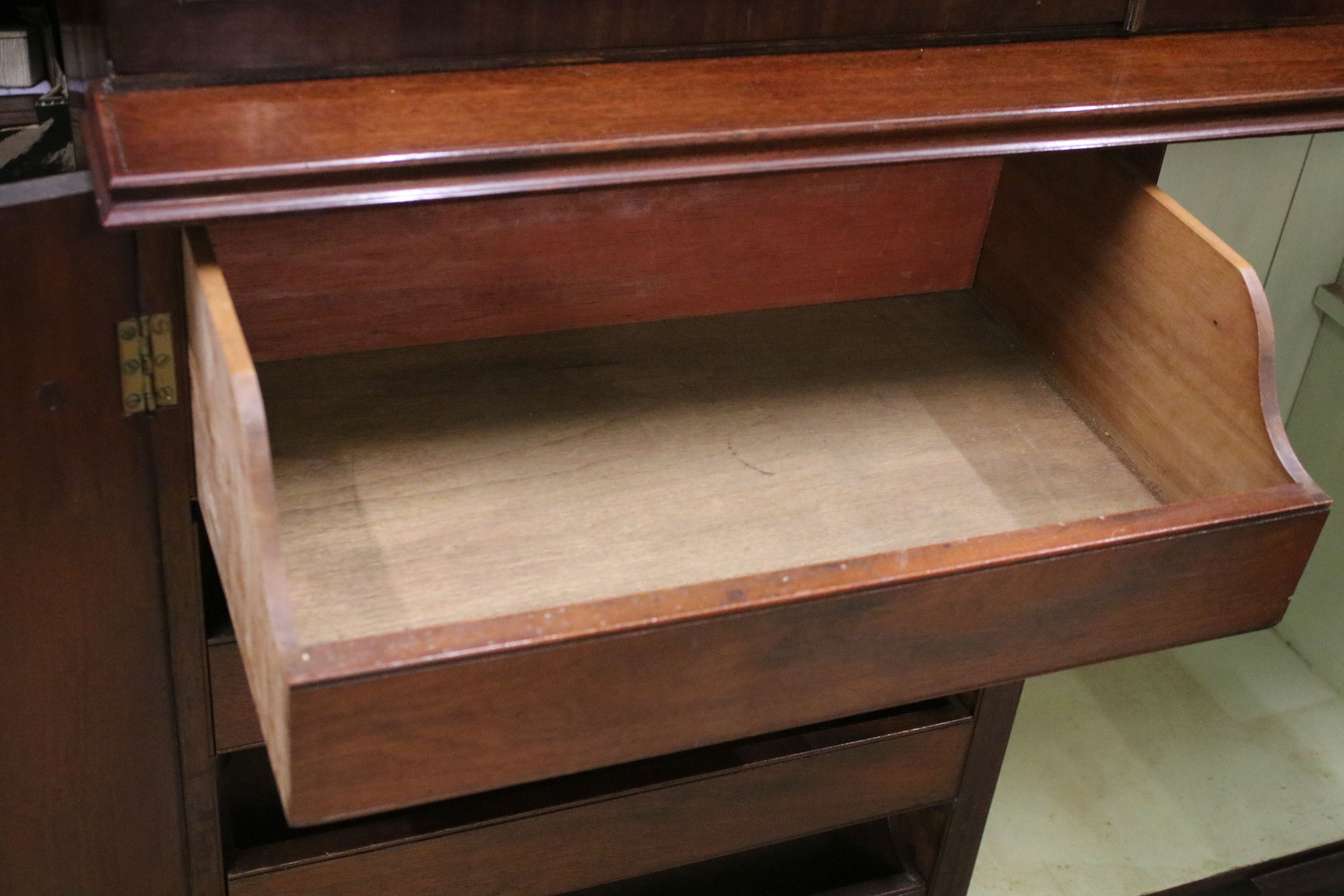 Early 20th century mahogany breakfront bookcase, the upper section with dentil moulding above - Image 9 of 12