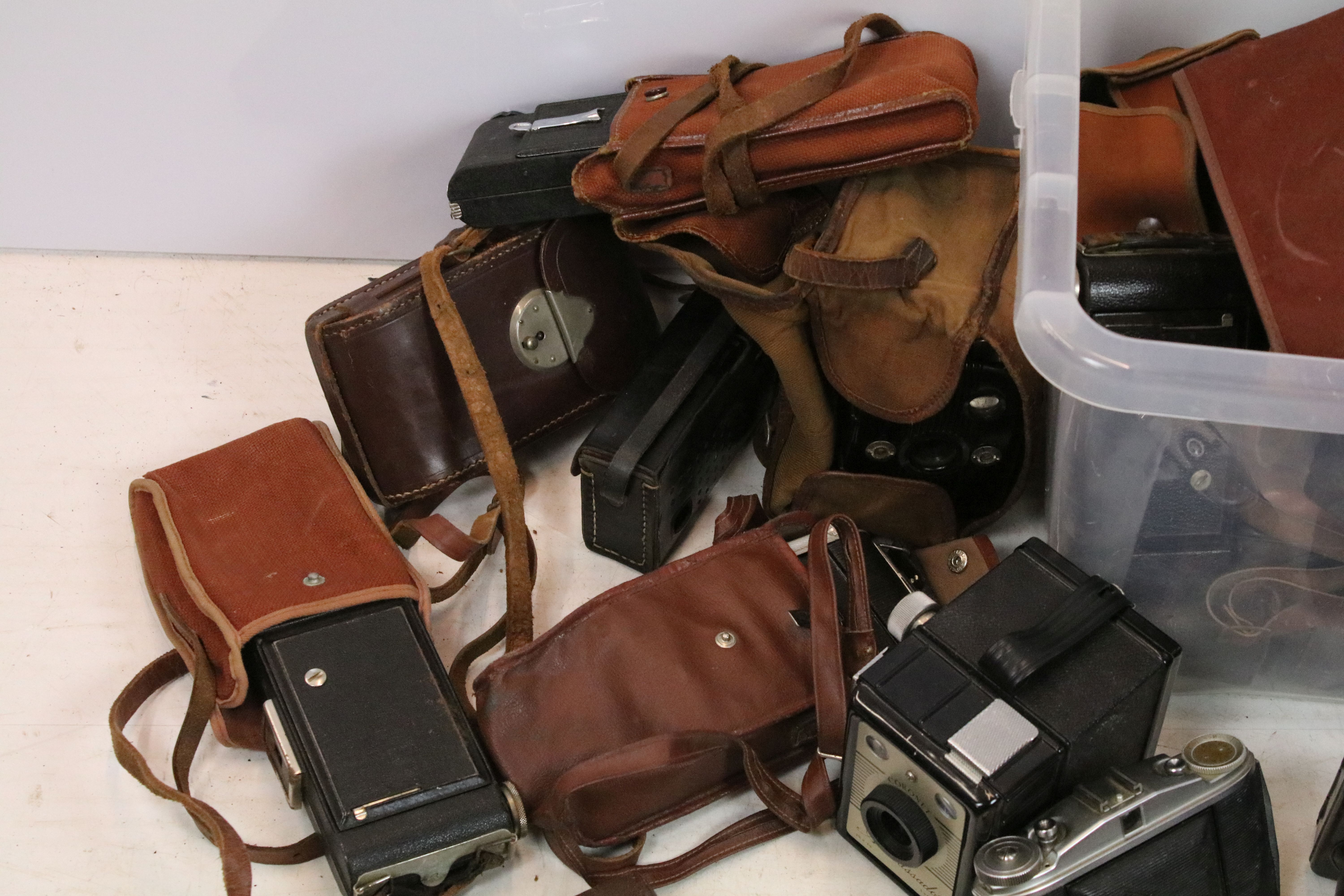 Photographic Equipment - A collection of cameras & accessories to include Agfa, Folding Brownie - Image 6 of 7