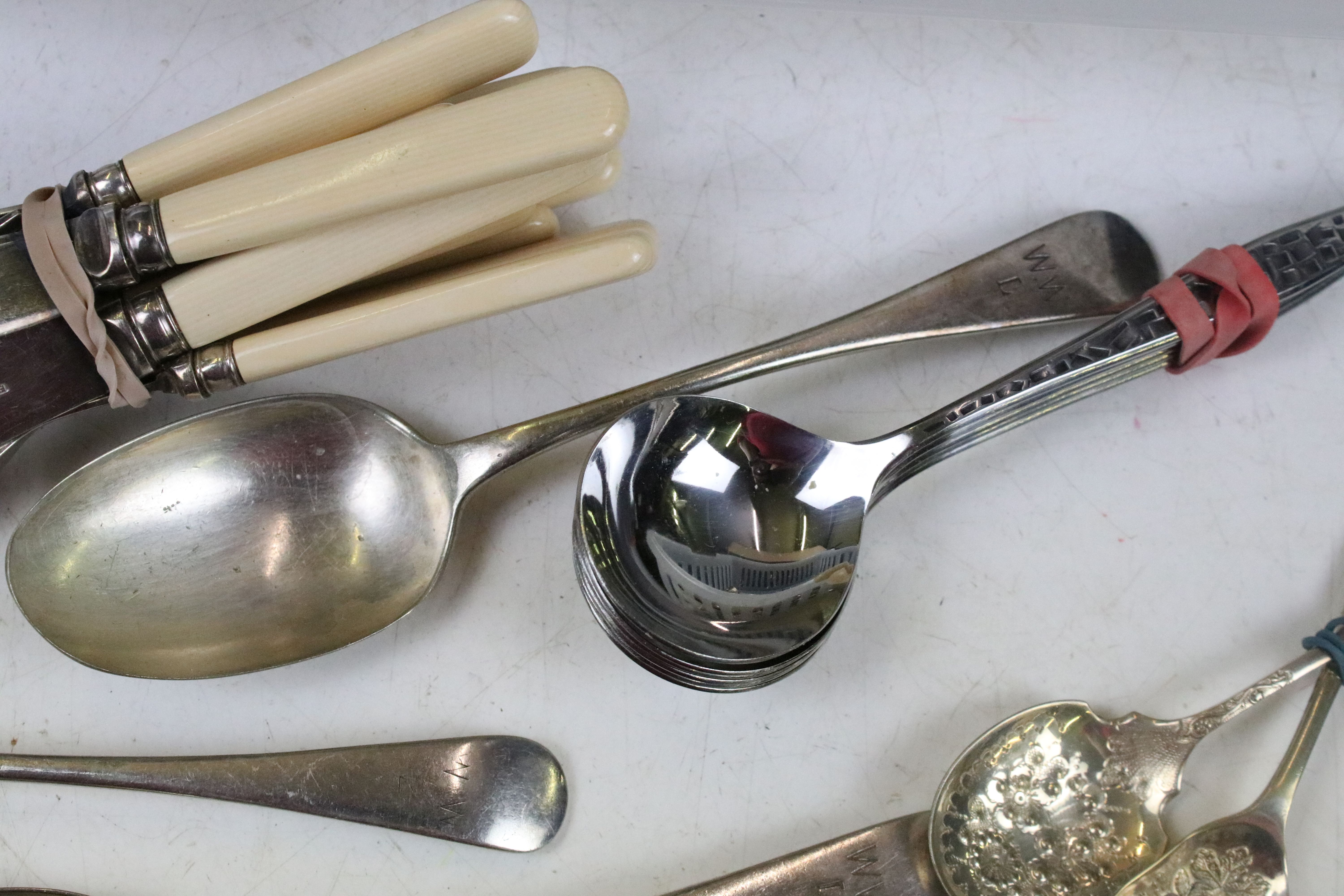 Collection of silver plated flatware, featuring mother of pearl handled and kings pattern examples - Image 5 of 9
