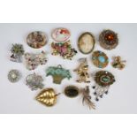 Collection of assorted brooches (17 in total)