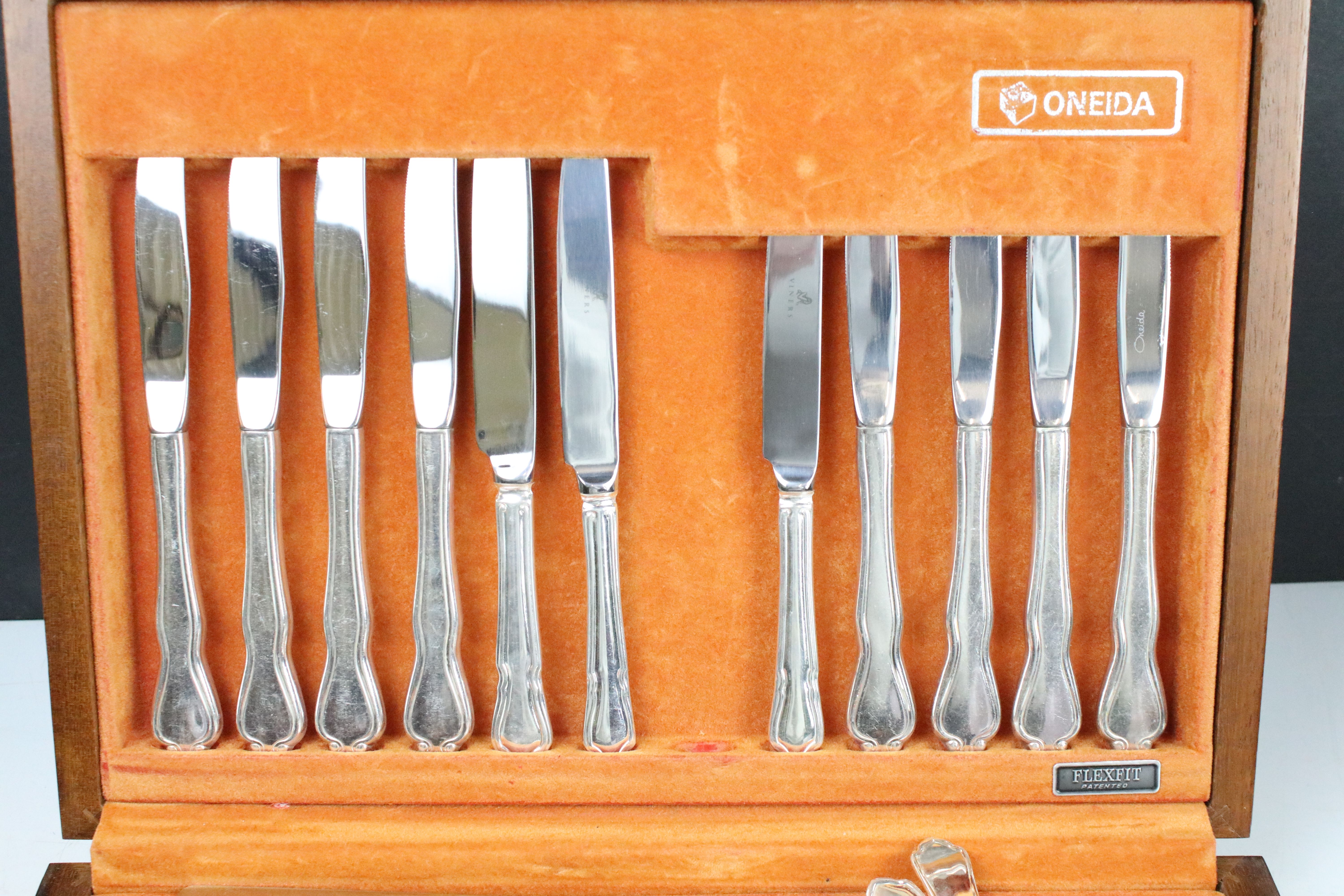 Oneida 'Flexfit' canteen of silver plated cutlery, together with a silver plated fish serving - Image 3 of 11