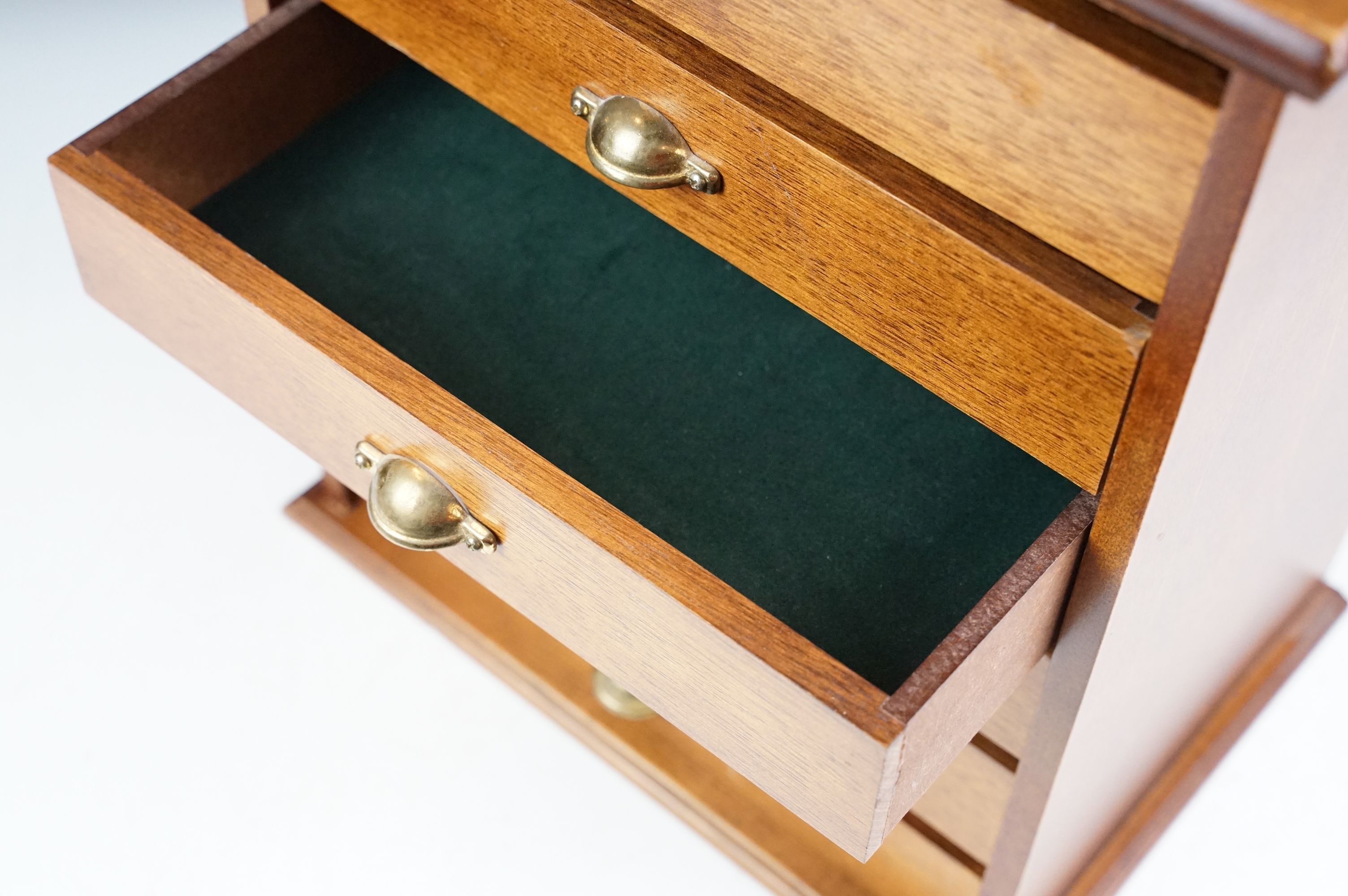 Wooden tabletop collectors cabinet, the six drawers with lined interiors and brass handles, approx - Image 4 of 5
