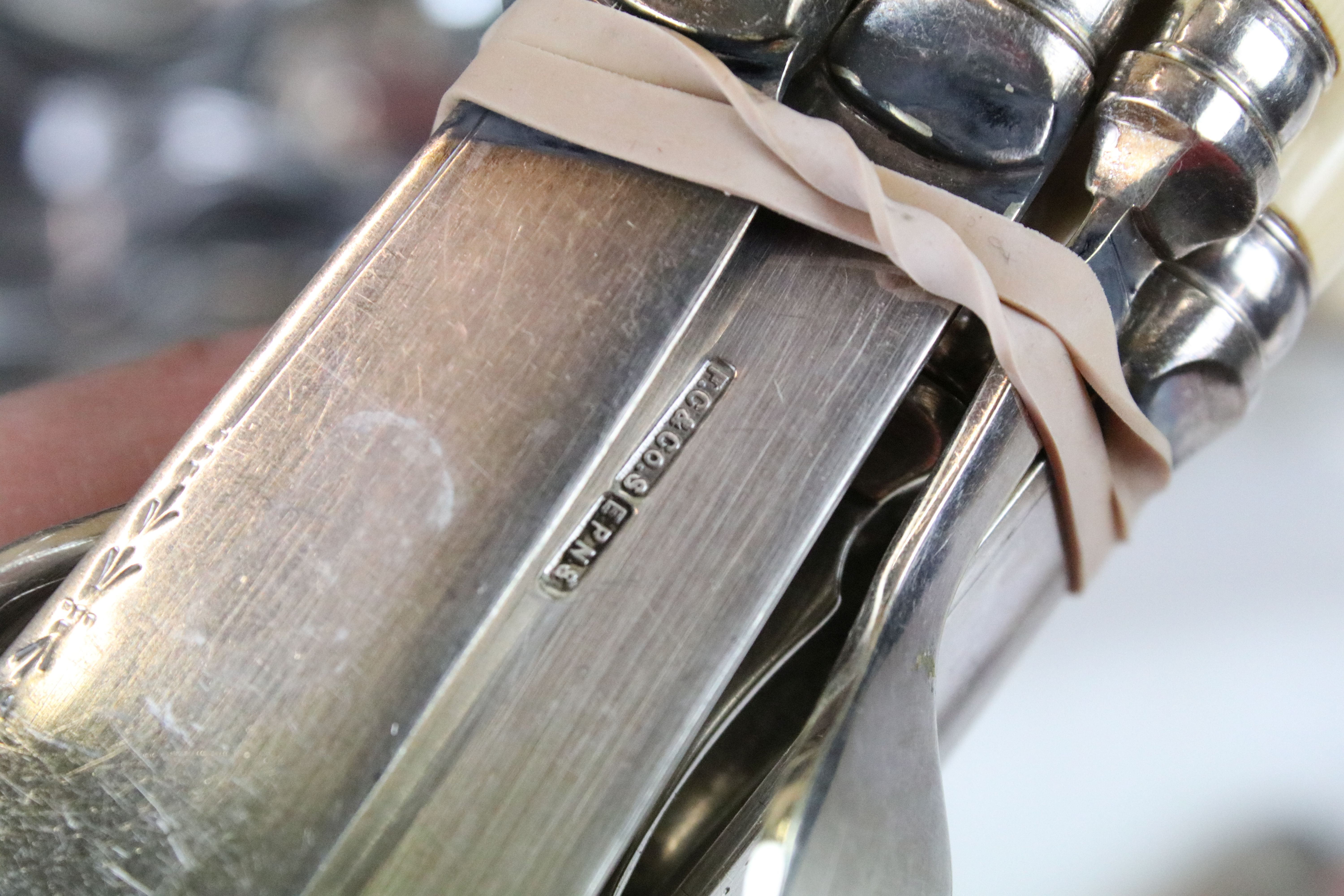 Collection of silver plated flatware, featuring mother of pearl handled and kings pattern examples - Image 6 of 9