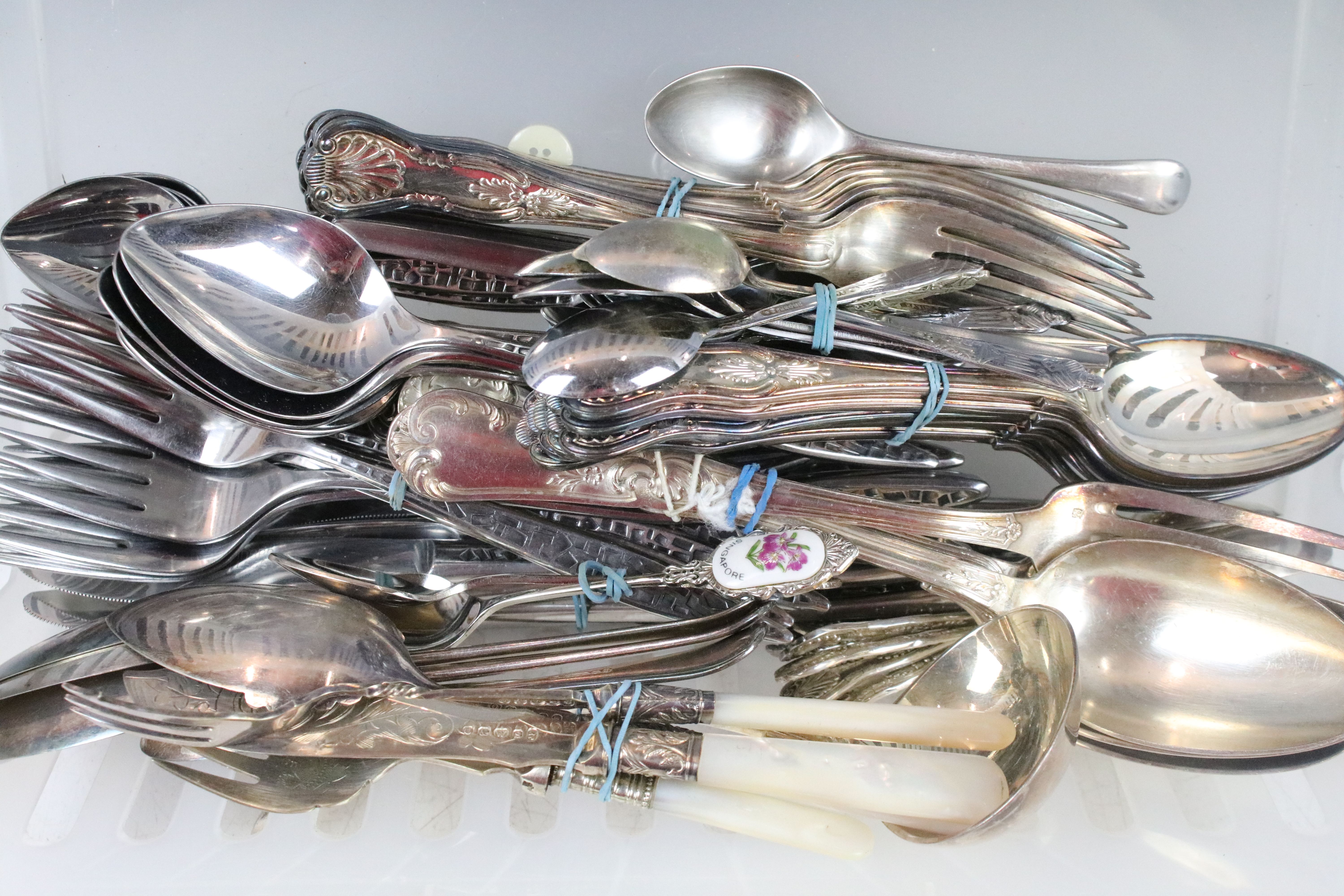 Collection of silver plated flatware, featuring mother of pearl handled and kings pattern examples - Image 9 of 9