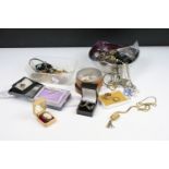A collection of mixed mainly costume jewellery to include 18ct gold ring, silver rings, brooches...