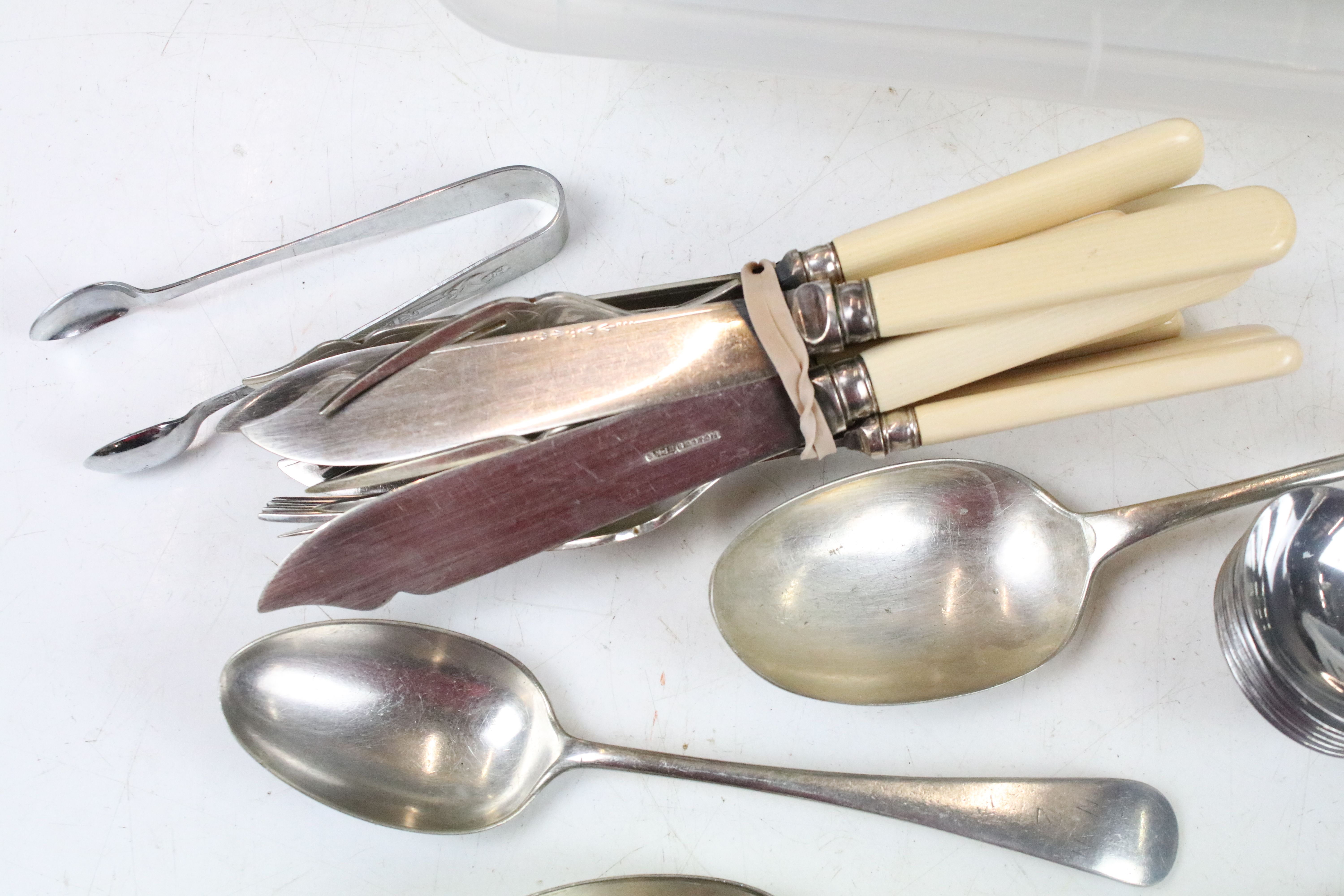Collection of silver plated flatware, featuring mother of pearl handled and kings pattern examples - Image 4 of 9