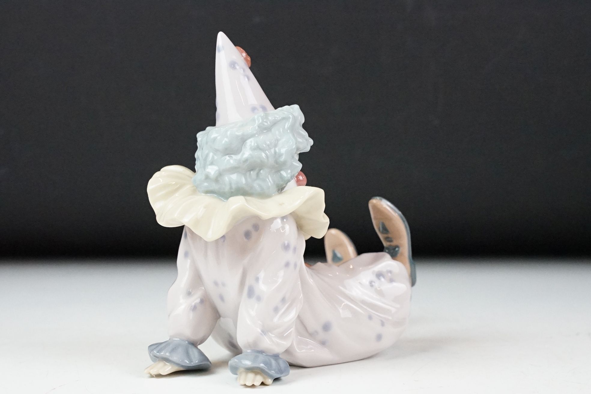 Boxed Lladro ' Pequeno Pierrot Cansado / Tired Friend ' porcelain figure, no. 05812 - Image 4 of 7