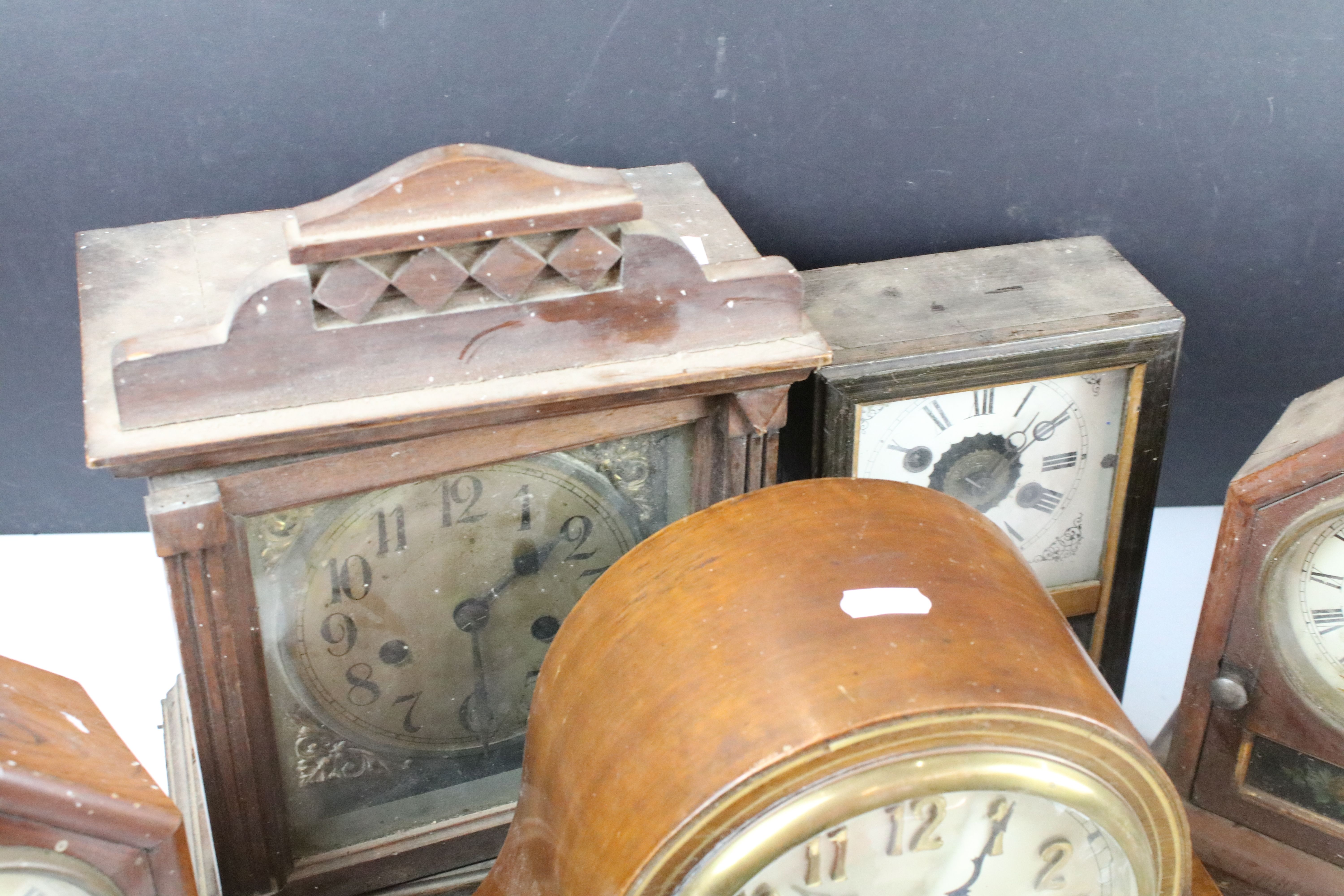 Collection of late 19th / early 20th century wooden mantel clocks and clock parts / movements, - Image 5 of 7