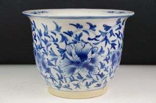 Oriental blue & white ceramic planter with floral decoration, approx 21cm high