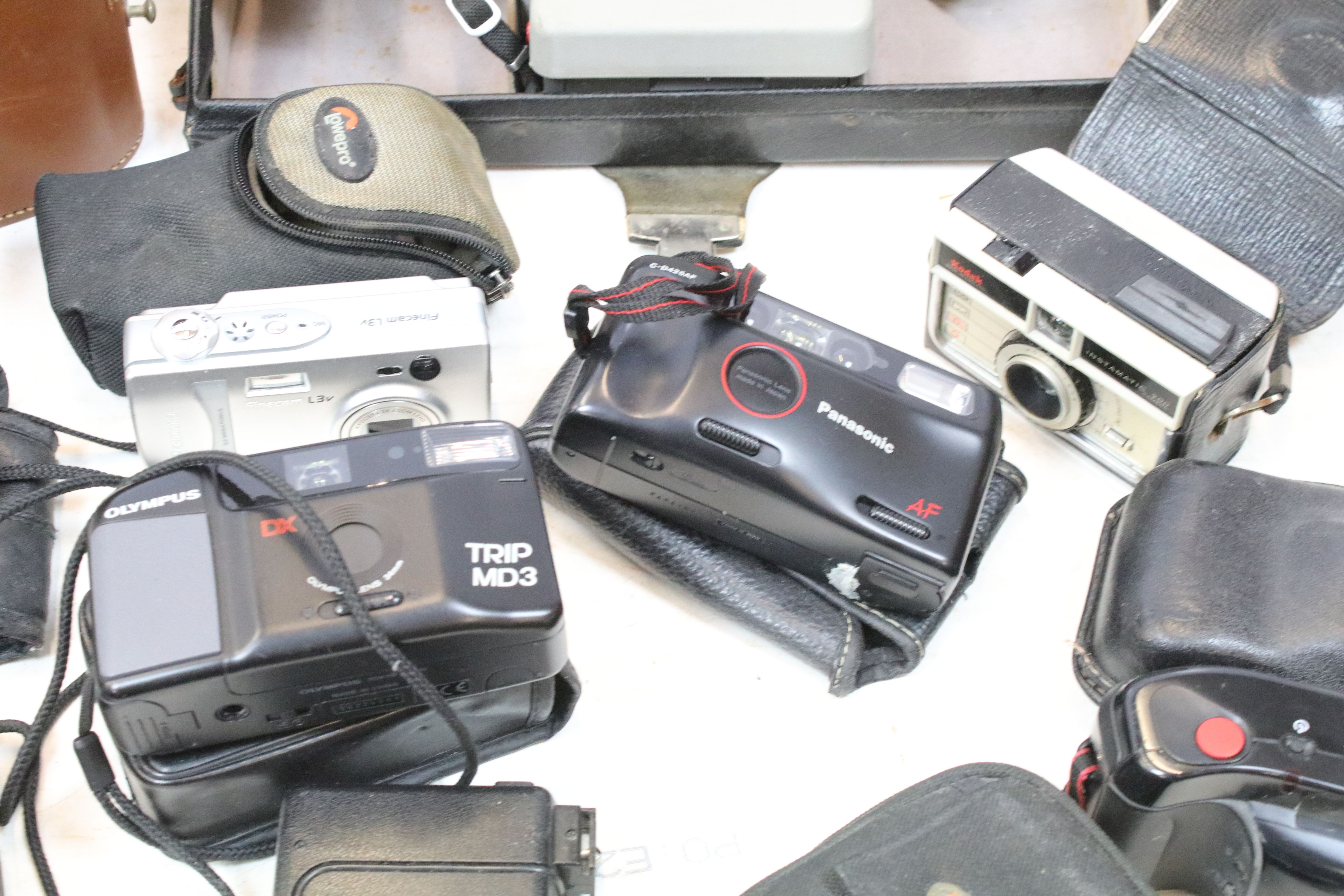 Collection of cameras, to include: Kodak Instamatic 200, Werra Carl Zeiss Jena, Canon 38mm, Wray - Image 7 of 10