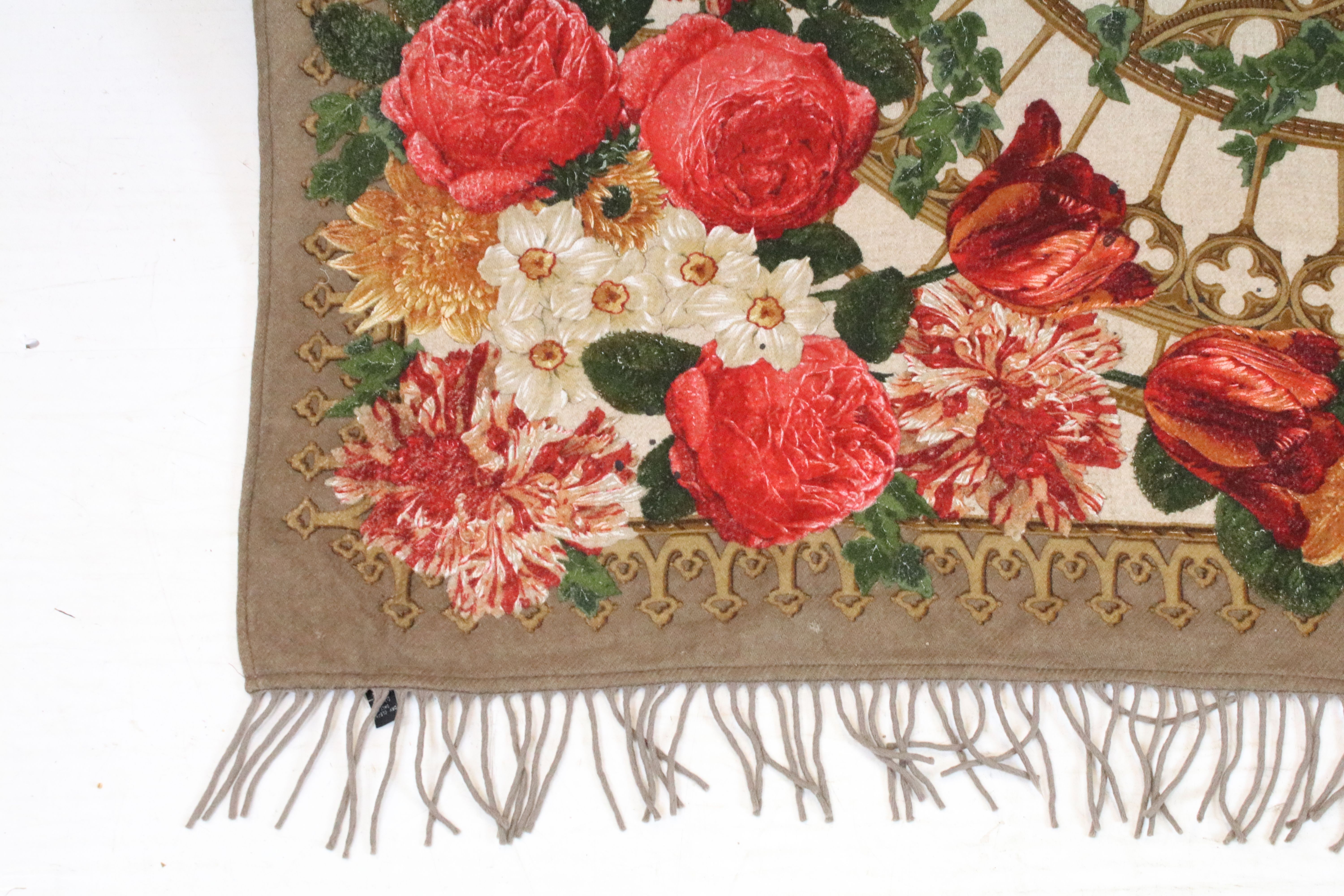 Italian cashmere floral throw with fringed ends - Image 3 of 7