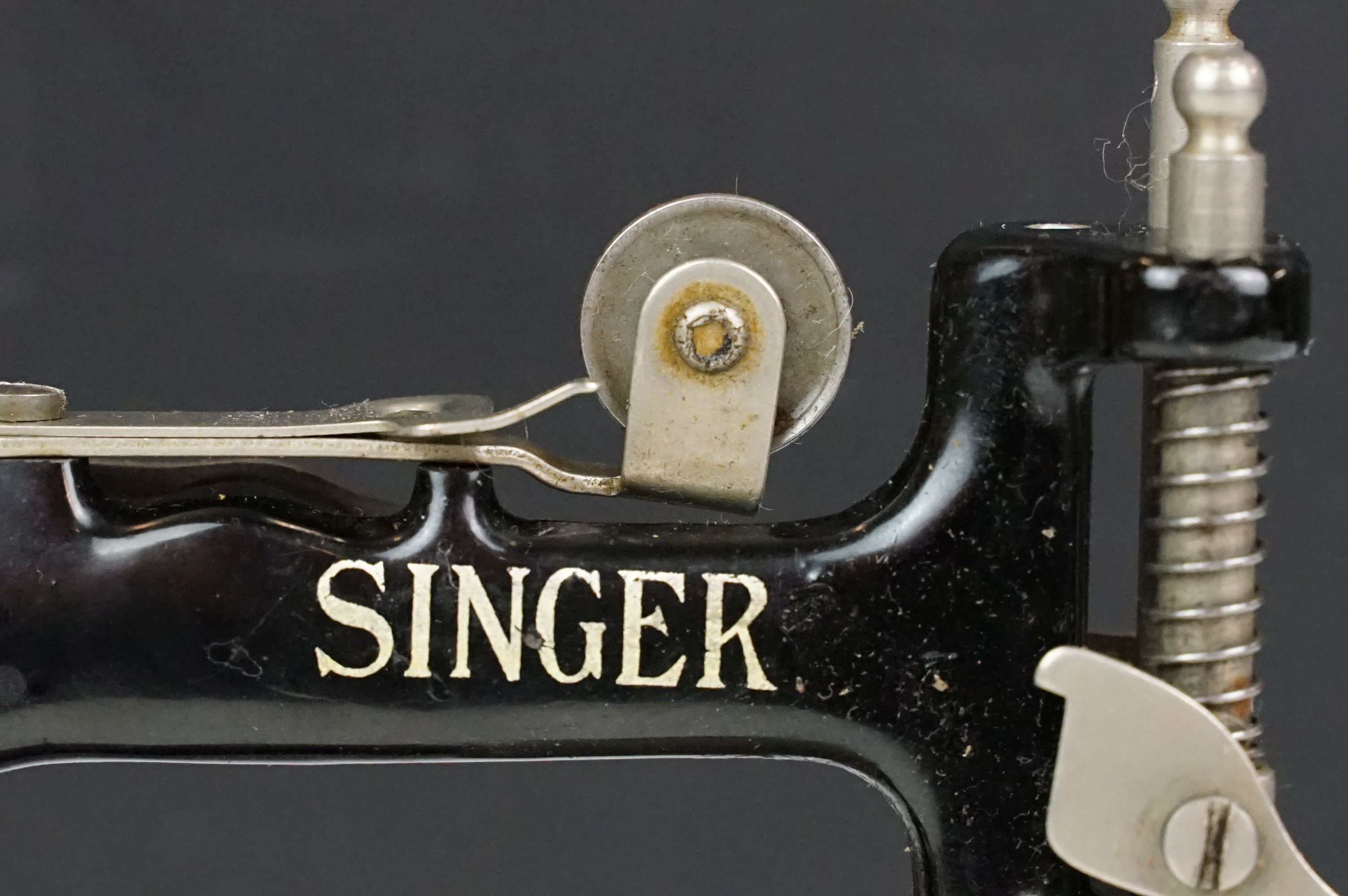 Early 20th century Miniature Singer Sewing Machine No. 20 with the original instruction leaflet - Image 4 of 10