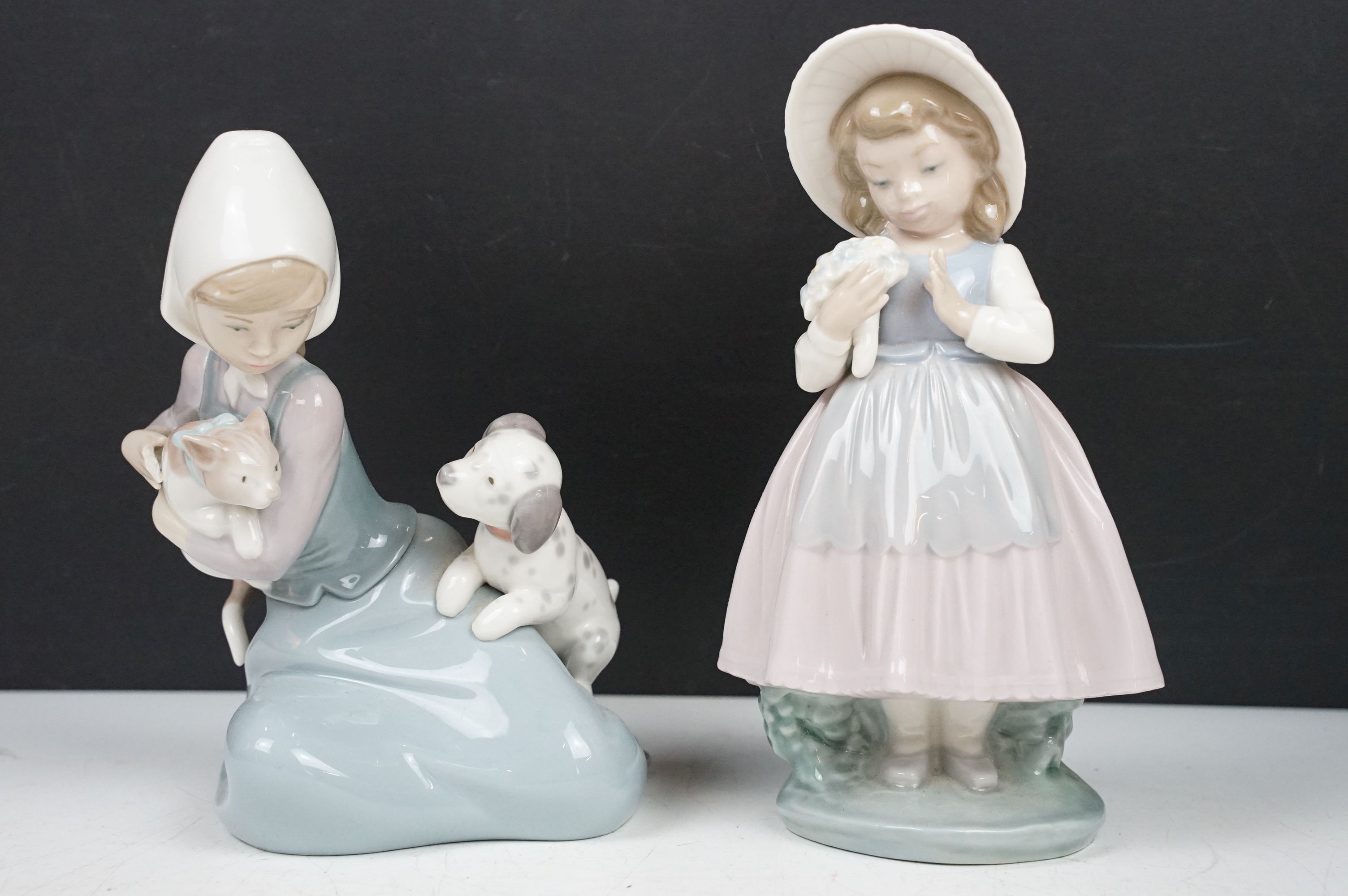 Collection of porcelain figures to include Lladro & Nao examples, featuring Lladro Jester Sad - Image 6 of 10