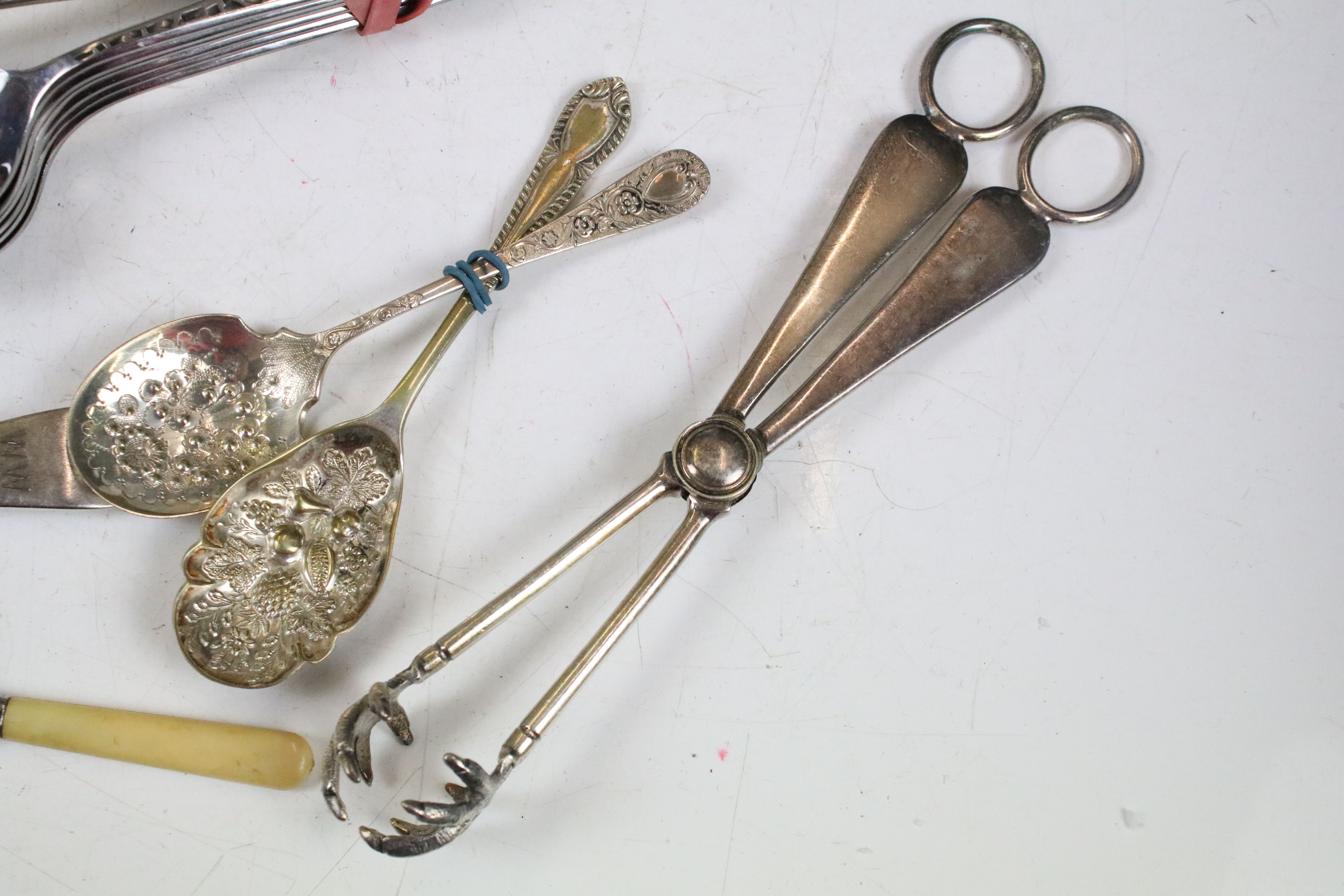 Collection of silver plated flatware, featuring mother of pearl handled and kings pattern examples - Image 2 of 9