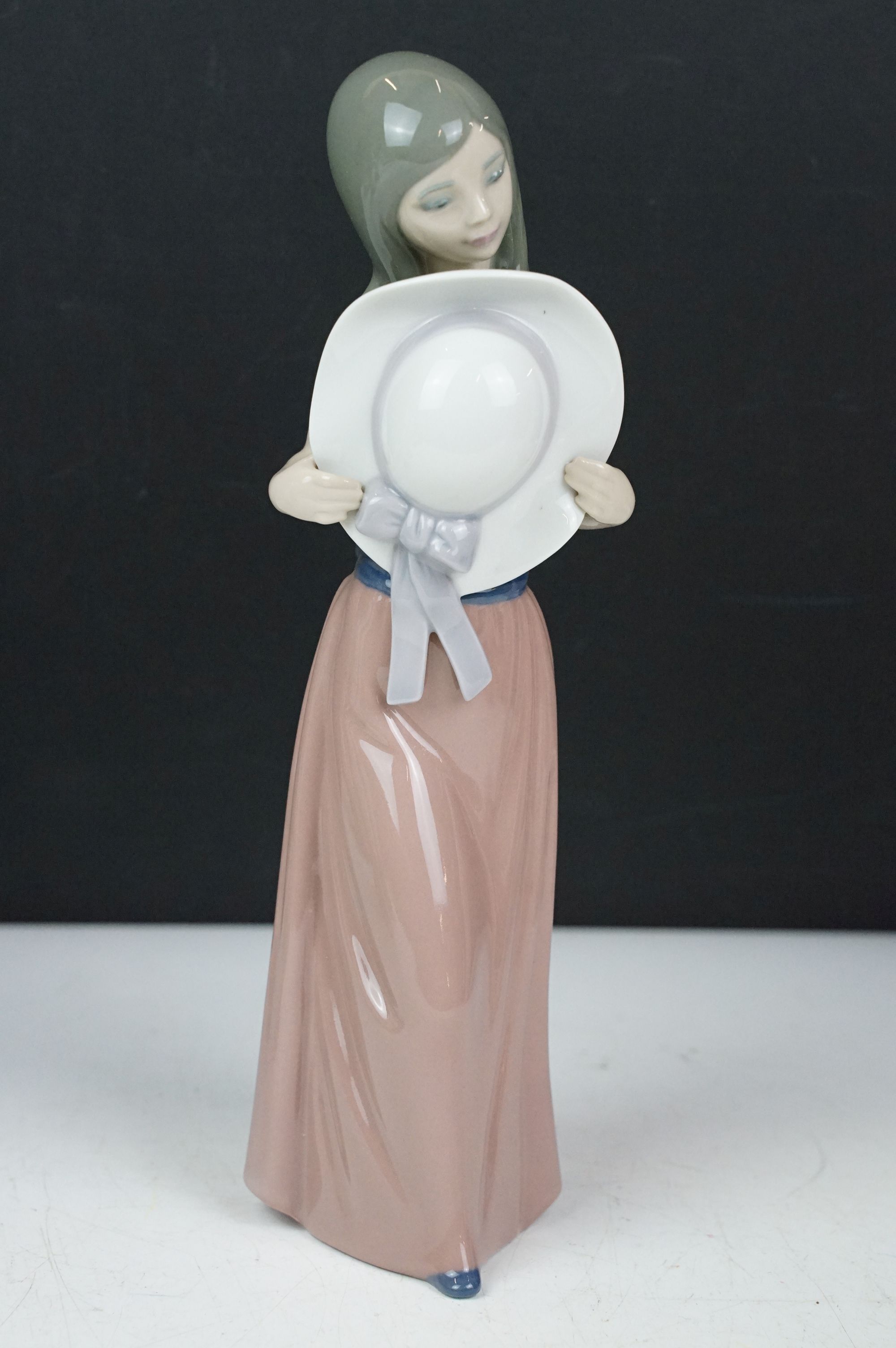 Group of six Lladro & Nao porcelain figurines to include Lladro 4505 Girl with Lamb, Lladro 5007 - Image 4 of 8