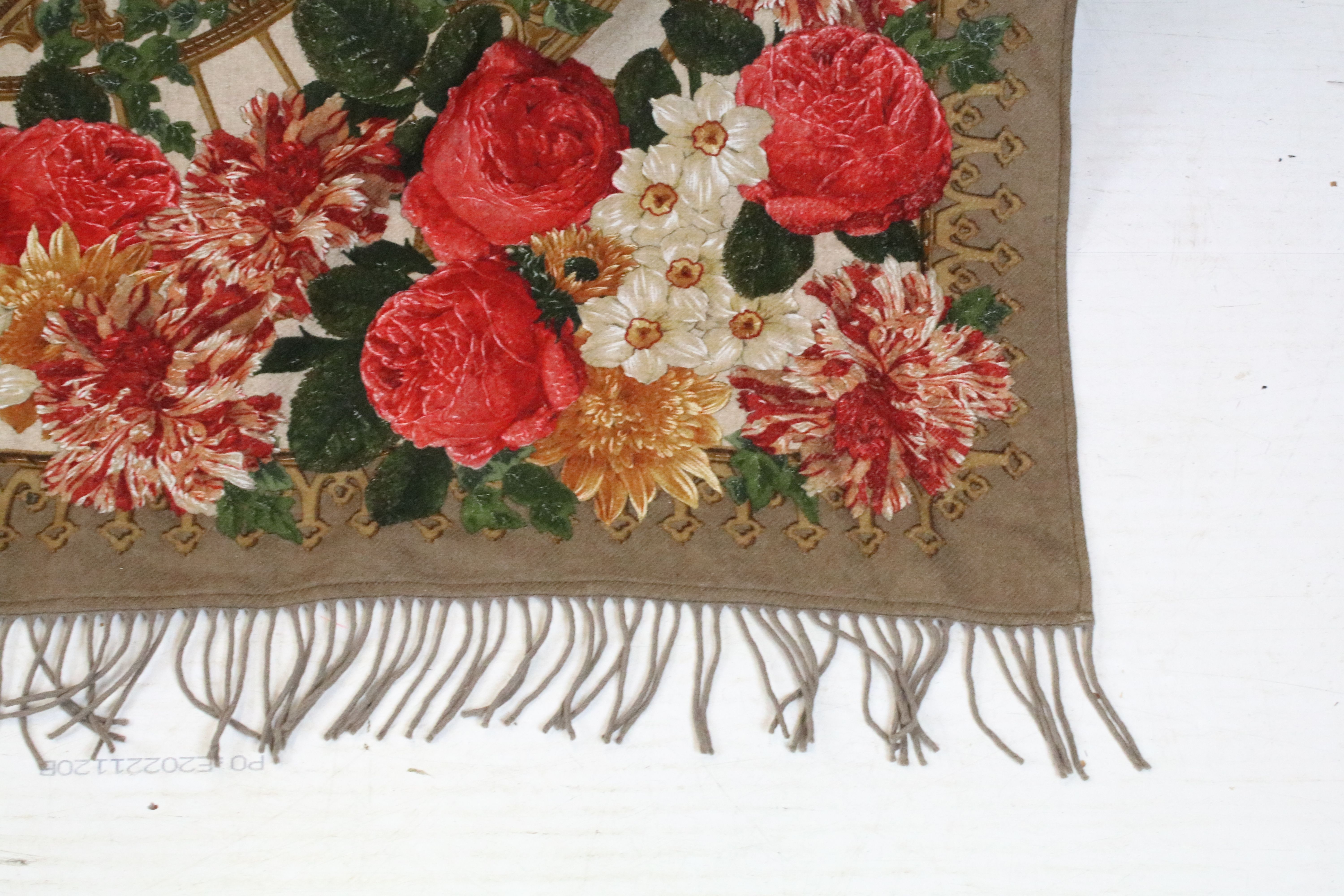 Italian cashmere floral throw with fringed ends - Image 4 of 7