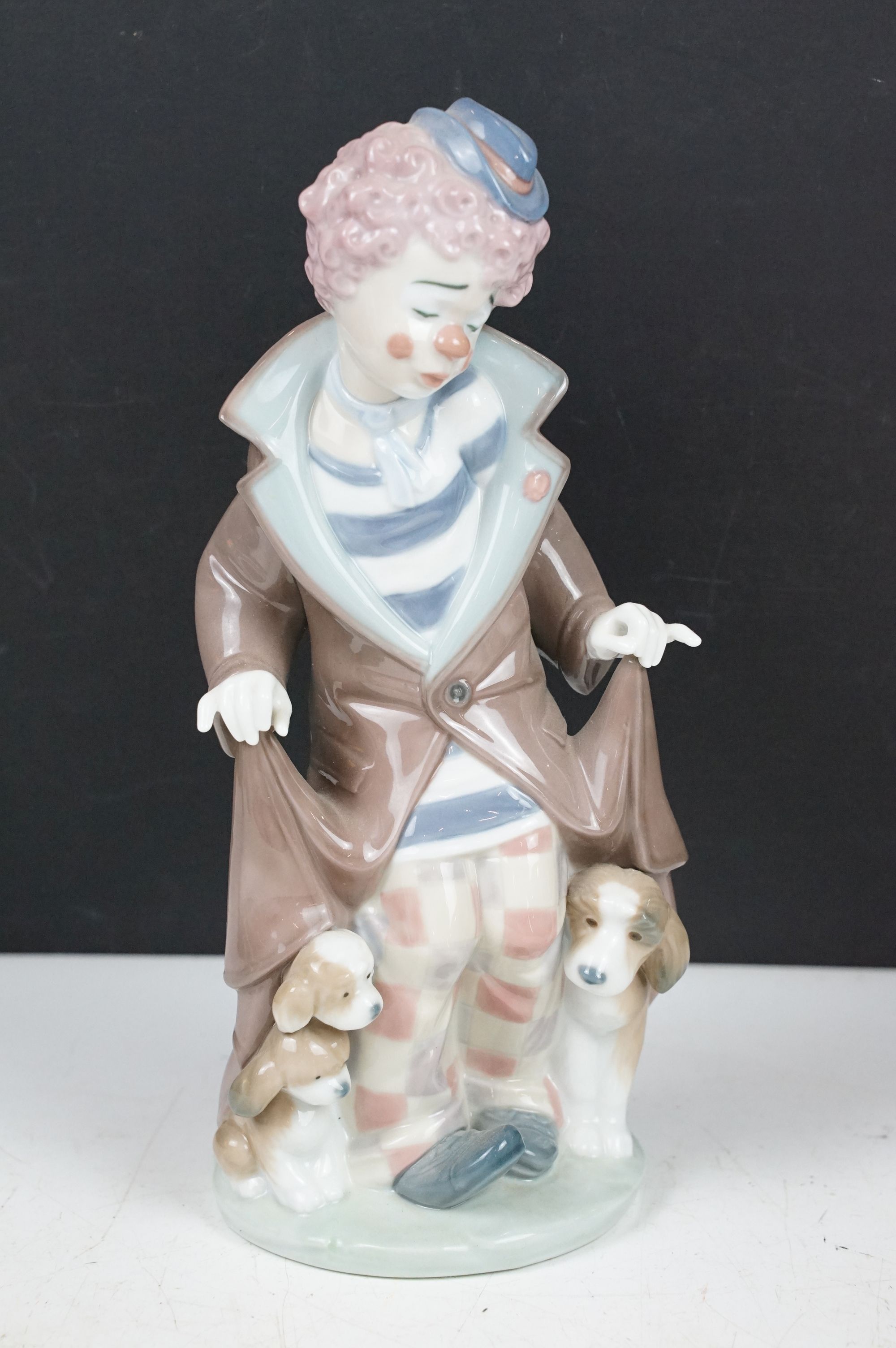 Collection of porcelain figures to include Lladro & Nao examples, featuring Lladro Jester Sad - Image 4 of 10