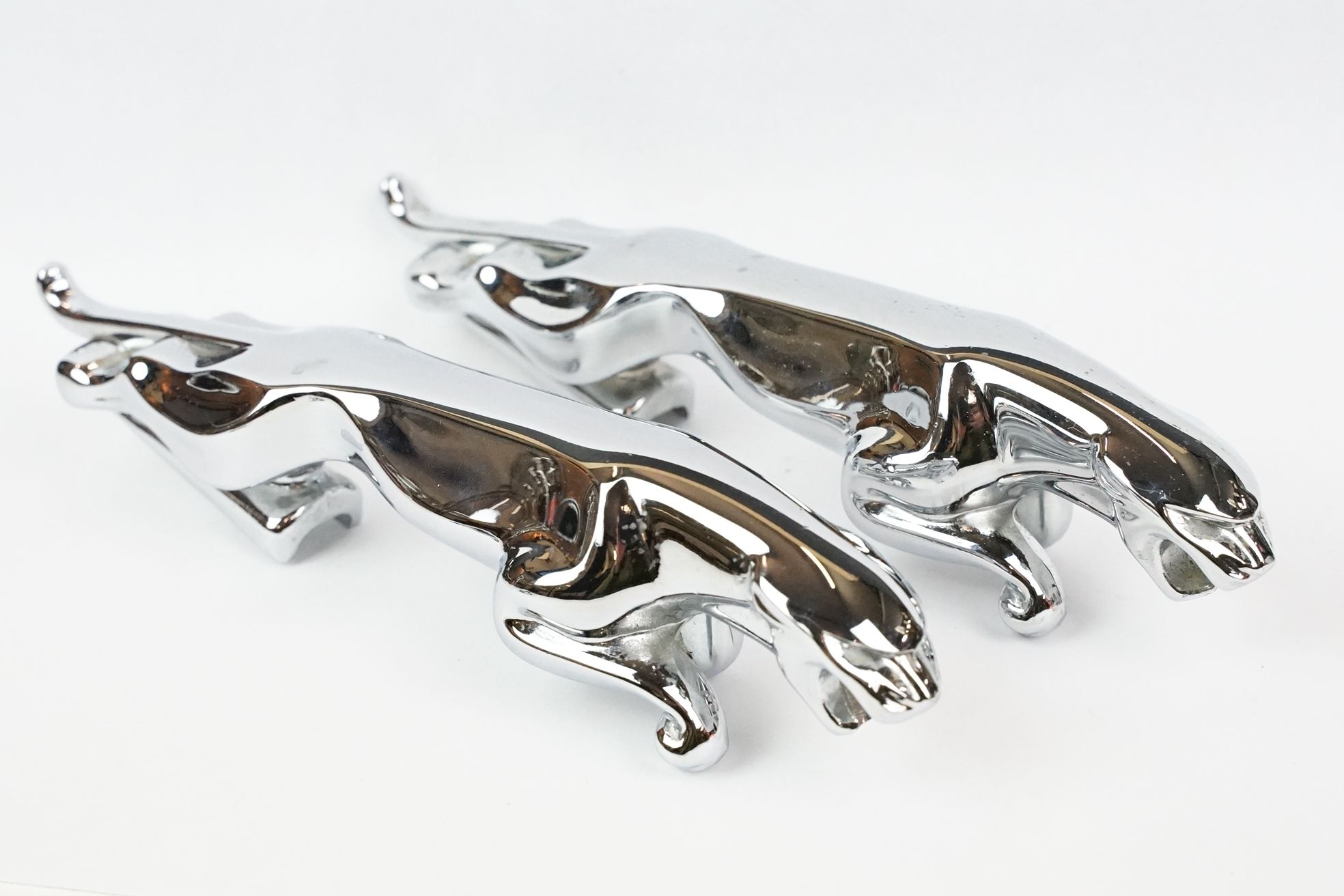Two chrome jaguar car mascots, together with two miniature chrome jaguars and a black resin - Image 3 of 5