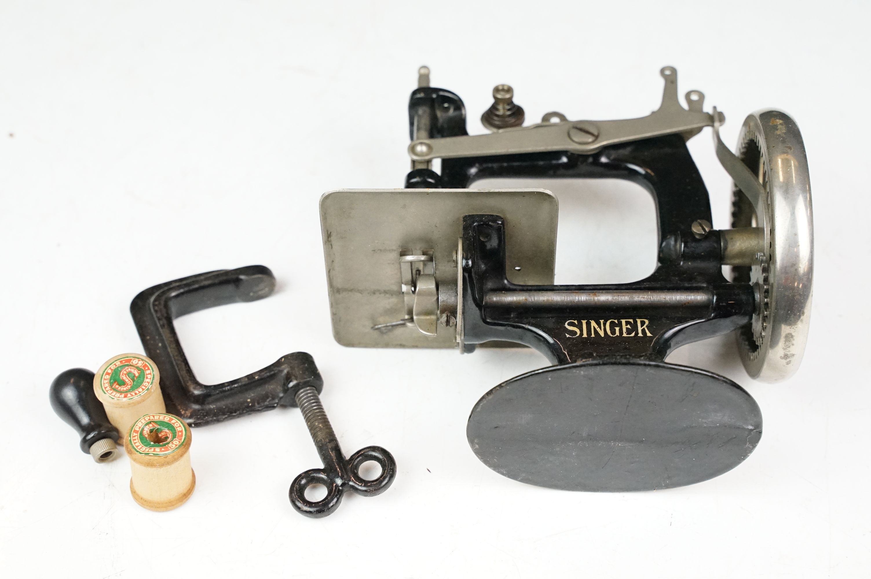 Early 20th century Miniature Singer Sewing Machine No. 20 with the original instruction leaflet - Image 8 of 10