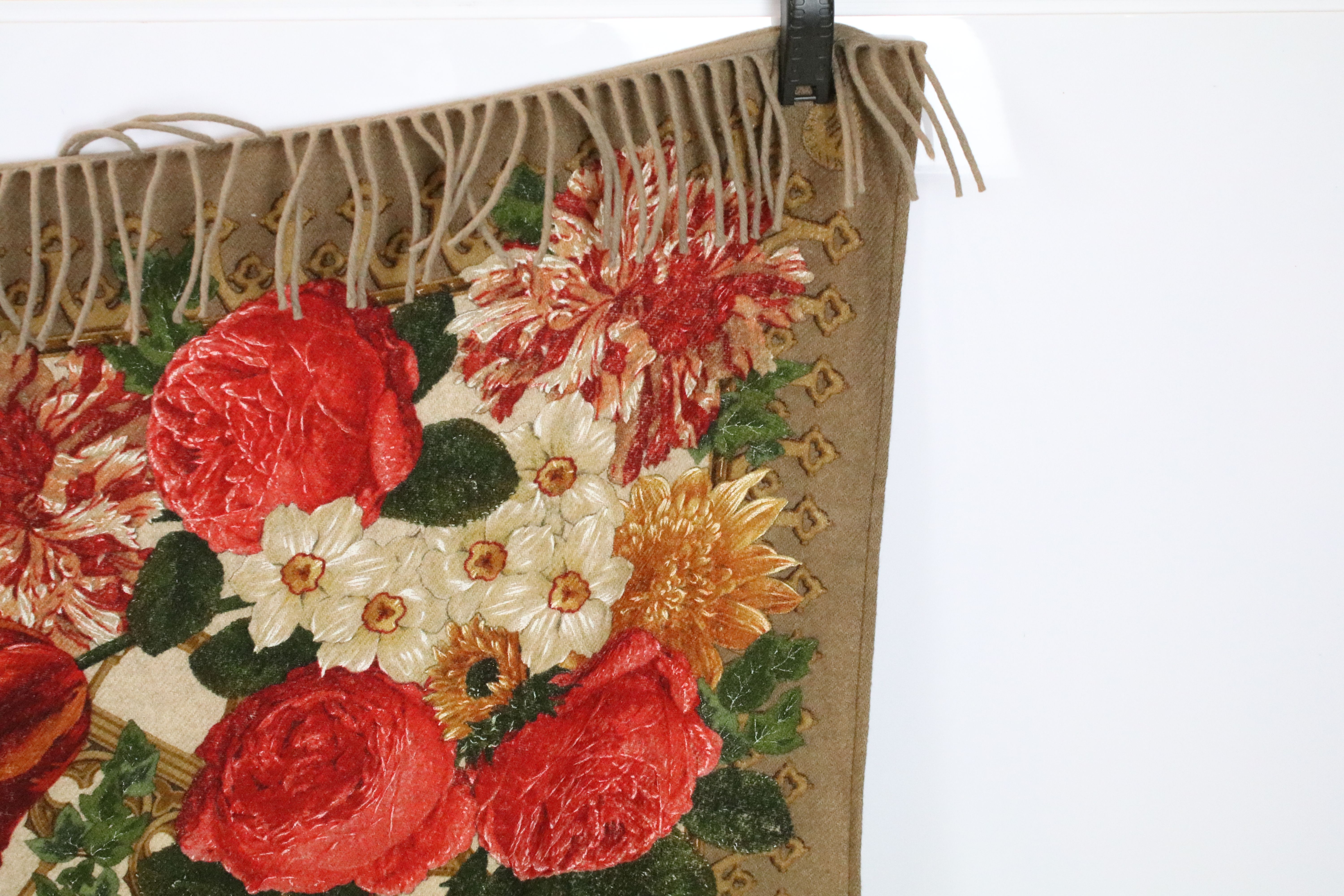 Italian cashmere floral throw with fringed ends - Image 5 of 7